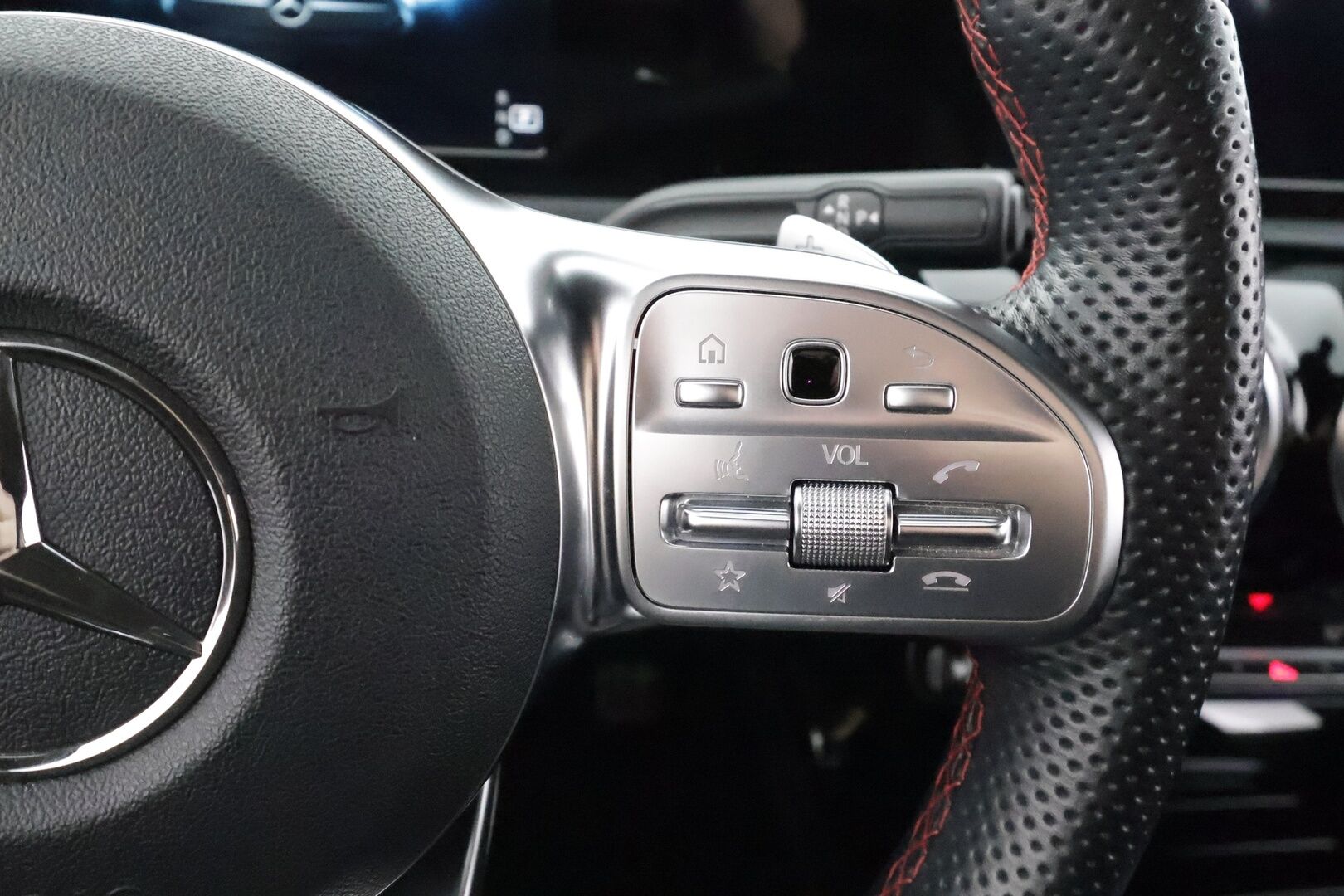 Mercedes-Benz A 2021 180 A Business AMG * Vakkari / Sporttipenkit / Kaistavahti / Navi / LED / P.kamera / Puolinahat * - Suomi-auto / Kahdet renkaat aluvanteilla - HULLUT AVAJAISHULINAT KORKOTARJOUS 3,29 %