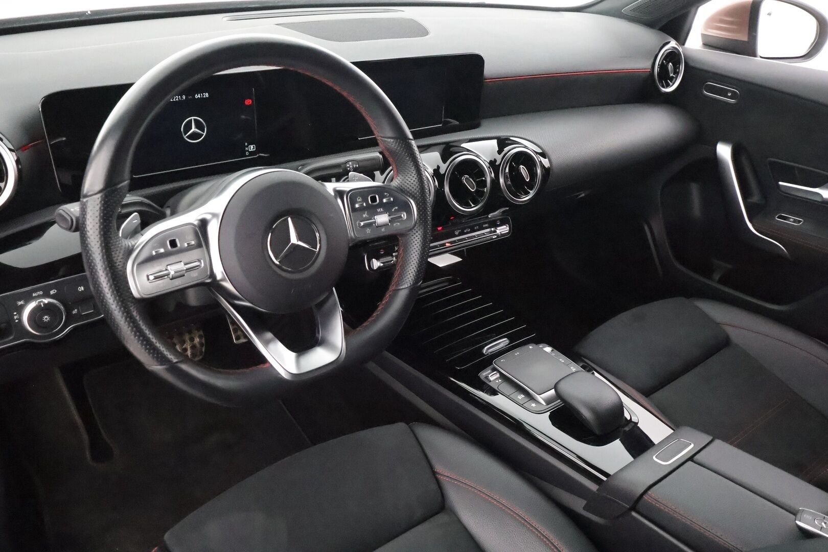 Mercedes-Benz A 2021 180 A Business AMG * Vakkari / Sporttipenkit / Kaistavahti / Navi / LED / P.kamera / Puolinahat * - Suomi-auto / Kahdet renkaat aluvanteilla - HULLUT AVAJAISHULINAT KORKOTARJOUS 3,29 %