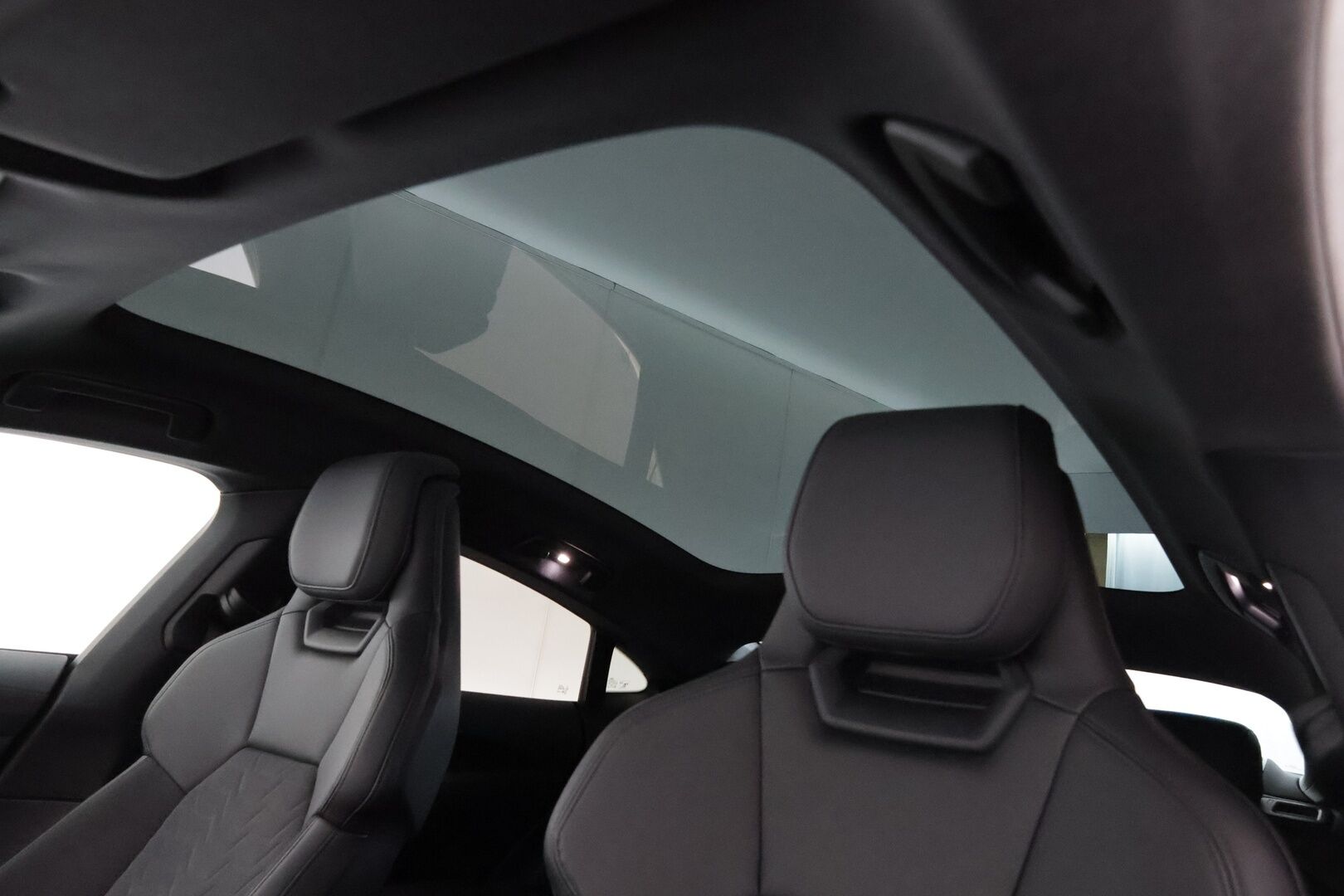 Audi e-tron GT 2022 60 quattro*Lämpöpumppu / ACC/ Ilma-alusta / Teknologia paketti / Matrix LED / Lasikatto / Nahka-alcantara Sporttipenkit* - 2,99 % KORKOTARJOUS TÄHÄN AUTOON - *Uudet kesärenkaat ja 2x alut / Suomi-auto / Supersiisti*