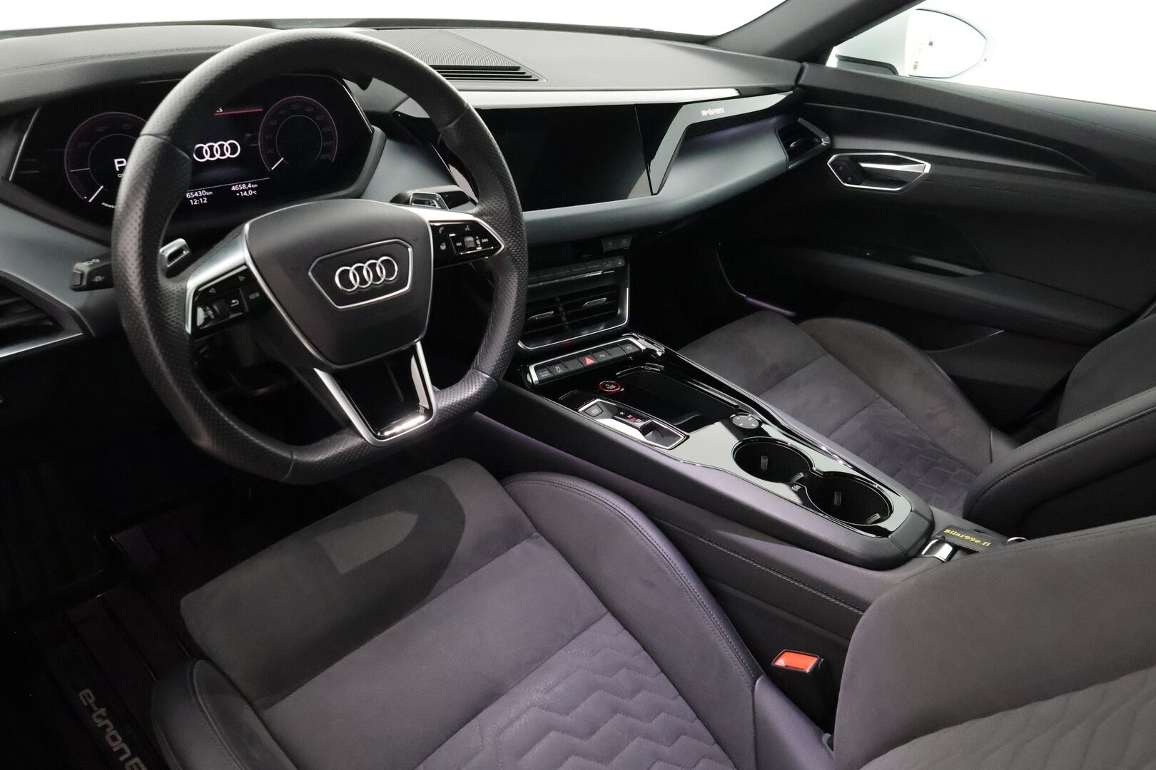 Audi e-tron GT 2022 60 quattro*Lämpöpumppu / ACC/ Ilma-alusta / Teknologia paketti / Matrix LED / Lasikatto / Nahka-alcantara Sporttipenkit* - 2,99 % KORKOTARJOUS TÄHÄN AUTOON - *Uudet kesärenkaat ja 2x alut / Suomi-auto / Supersiisti*