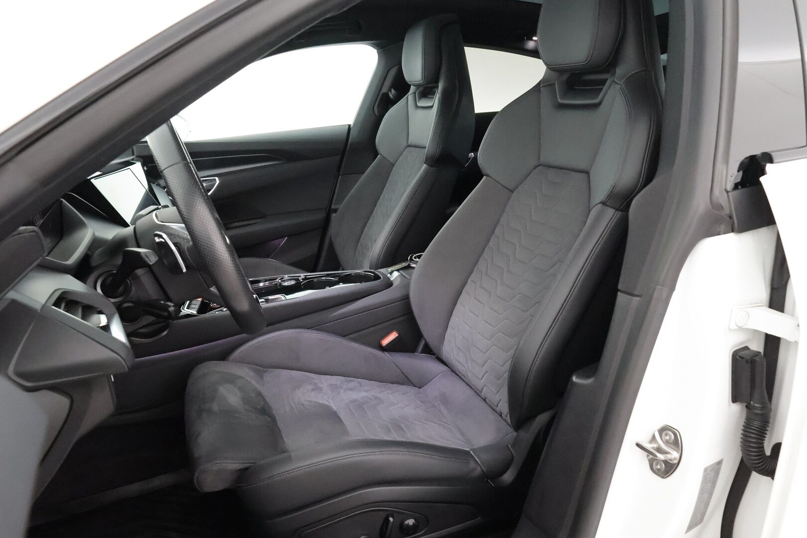 Audi e-tron GT 2022 60 quattro*Lämpöpumppu / ACC/ Ilma-alusta / Teknologia paketti / Matrix LED / Lasikatto / Nahka-alcantara Sporttipenkit* - 2,99 % KORKOTARJOUS TÄHÄN AUTOON - *Uudet kesärenkaat ja 2x alut / Suomi-auto / Supersiisti*