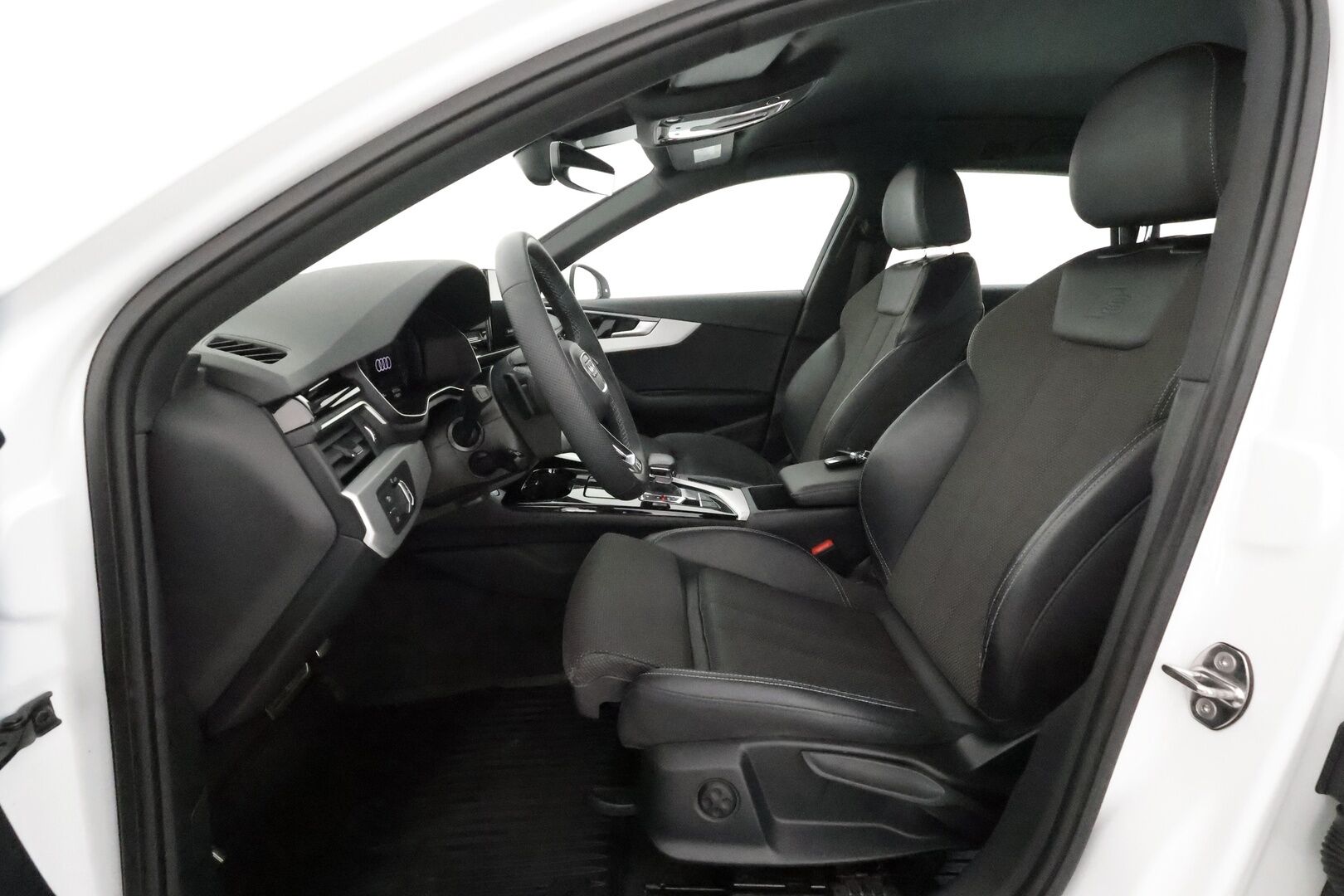 Audi A4 2021 Avant Business Advanced 40 TDI 150 kW MHEV quattro ** Digimittari / ACC / Webasto / Matrix LED / Koukku / P.kamera** - 1.om Suomi-auto / S-Line sisäpaketti / Matrix LED