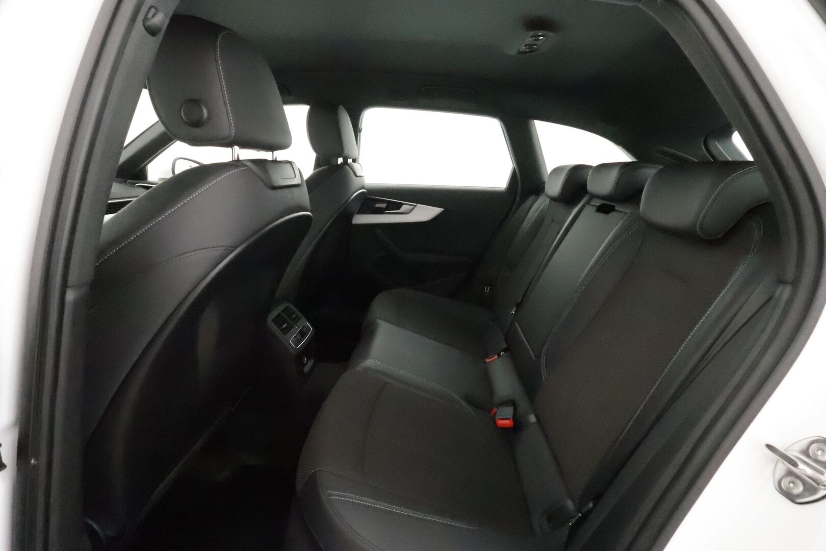 Audi A4 2021 Avant Business Advanced 40 TDI 150 kW MHEV quattro ** Digimittari / ACC / Webasto / Matrix LED / Koukku / P.kamera** - 1.om Suomi-auto / S-Line sisäpaketti / Matrix LED
