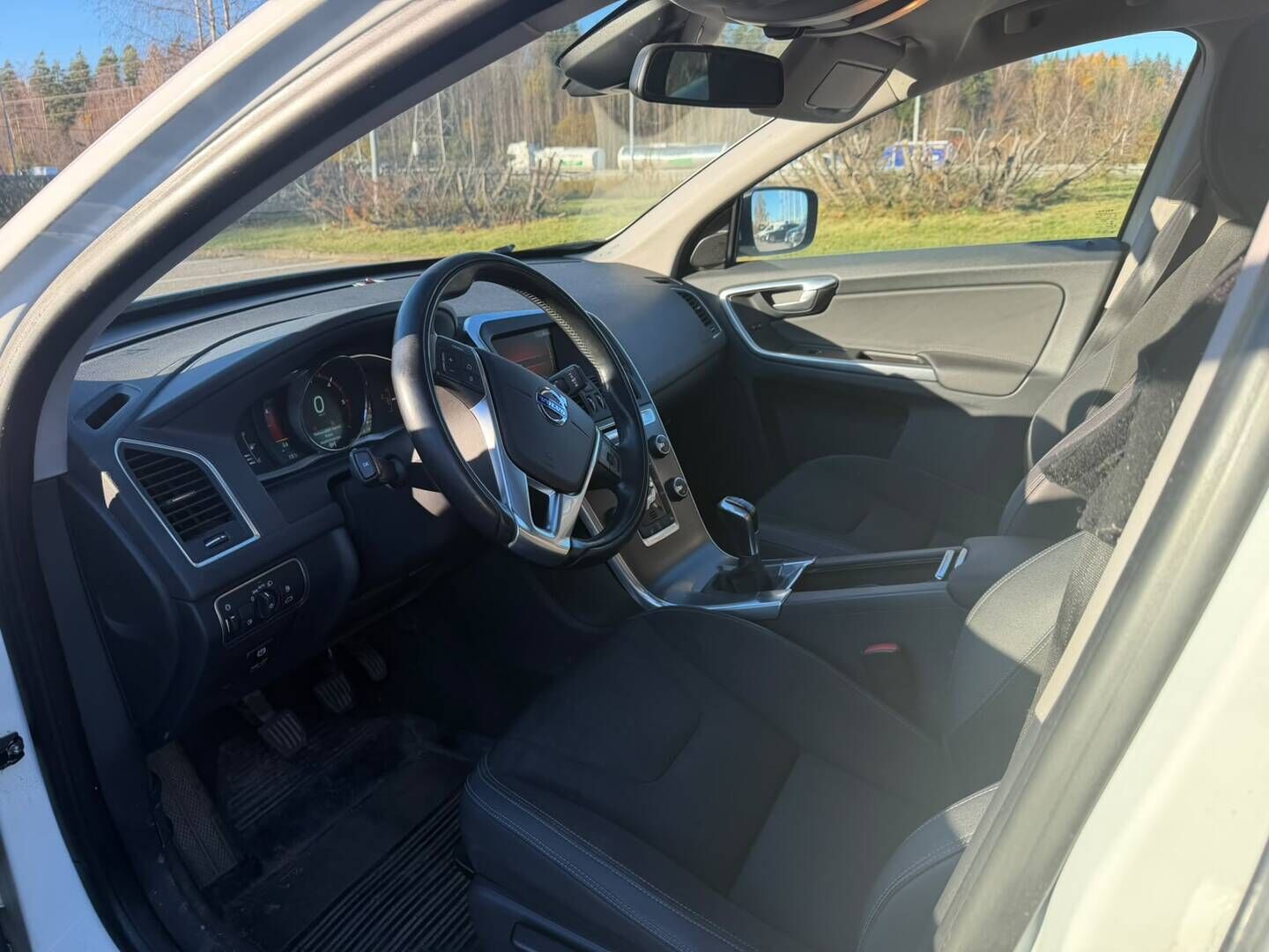 Volvo XC60 2014 D4 Momentum - | Juuri tullut! | Panoraama | Webasto | Vakkari | Tutkat | Led-Lisävalo | Navi |