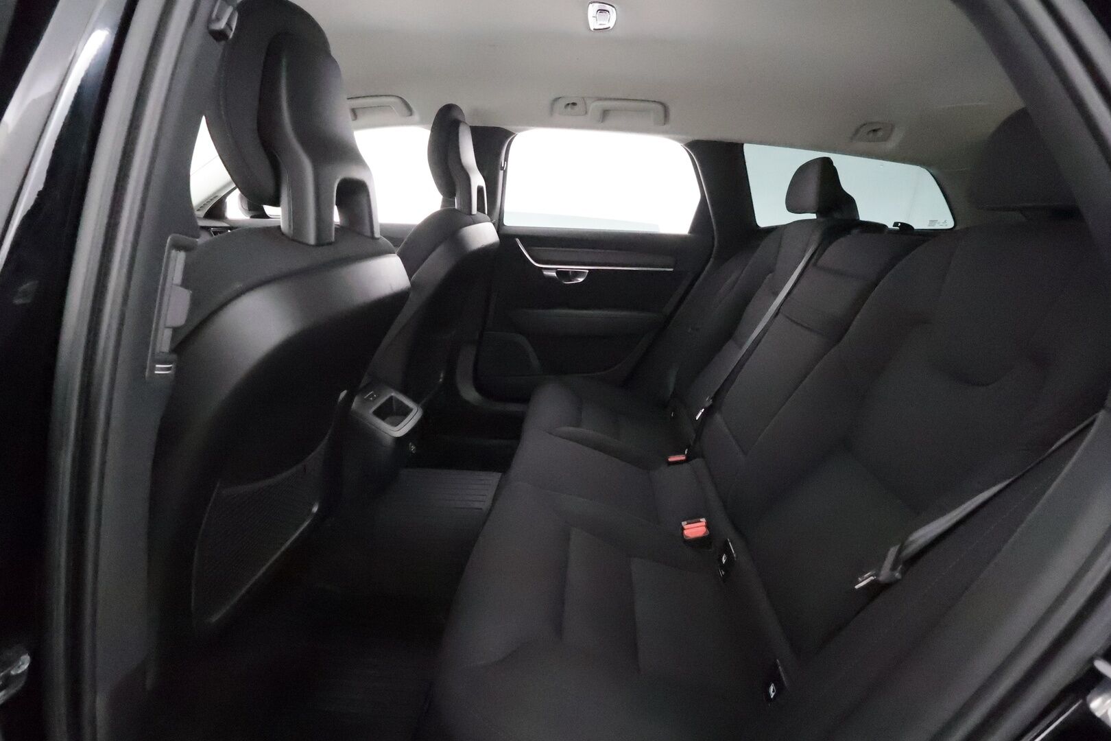 Volvo V90 2018 D3 Momentum Business aut - Webasto / Adapt.Vakkari / Adapt.LED / Vetokoukku / Ratinlämmitys / VOC / Peruutustutka / Jakopää tehty!
