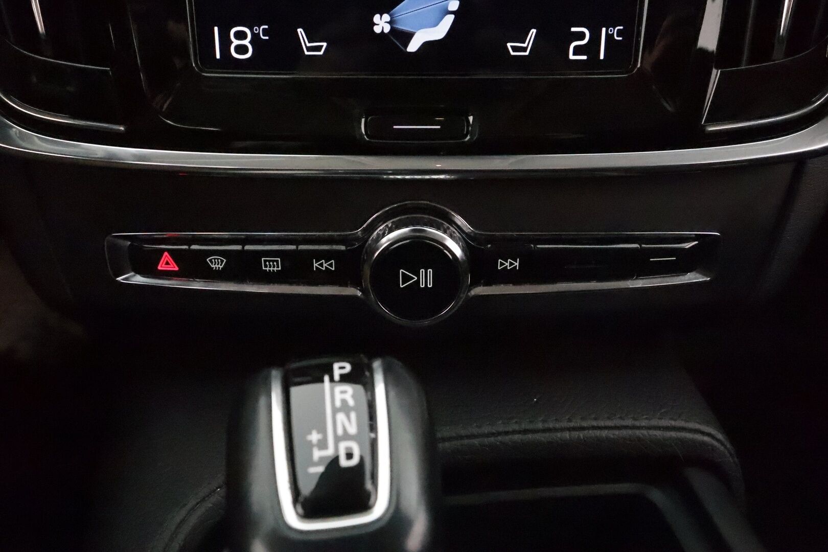Volvo V90 2018 D3 Momentum Business aut - Webasto / Adapt.Vakkari / Adapt.LED / Vetokoukku / Ratinlämmitys / VOC / Peruutustutka / Jakopää tehty!