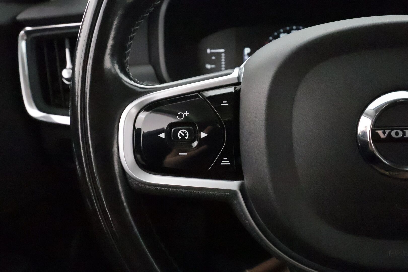 Volvo V90 2018 D3 Momentum Business aut - Webasto / Adapt.Vakkari / Adapt.LED / Vetokoukku / Ratinlämmitys / VOC / Peruutustutka / Jakopää tehty!