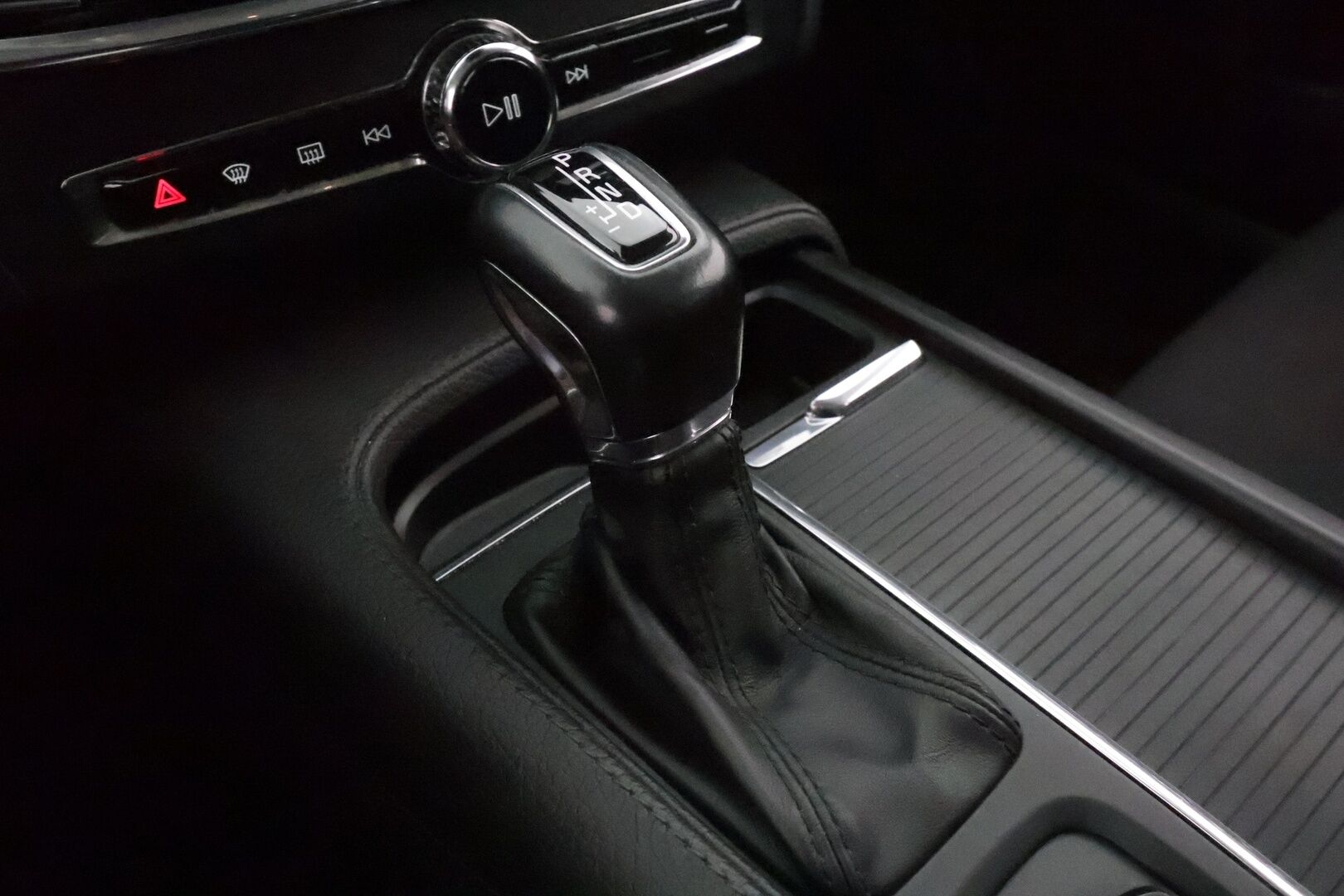 Volvo V90 2018 D3 Momentum Business aut - Webasto / Adapt.Vakkari / Adapt.LED / Vetokoukku / Ratinlämmitys / VOC / Peruutustutka / Jakopää tehty!