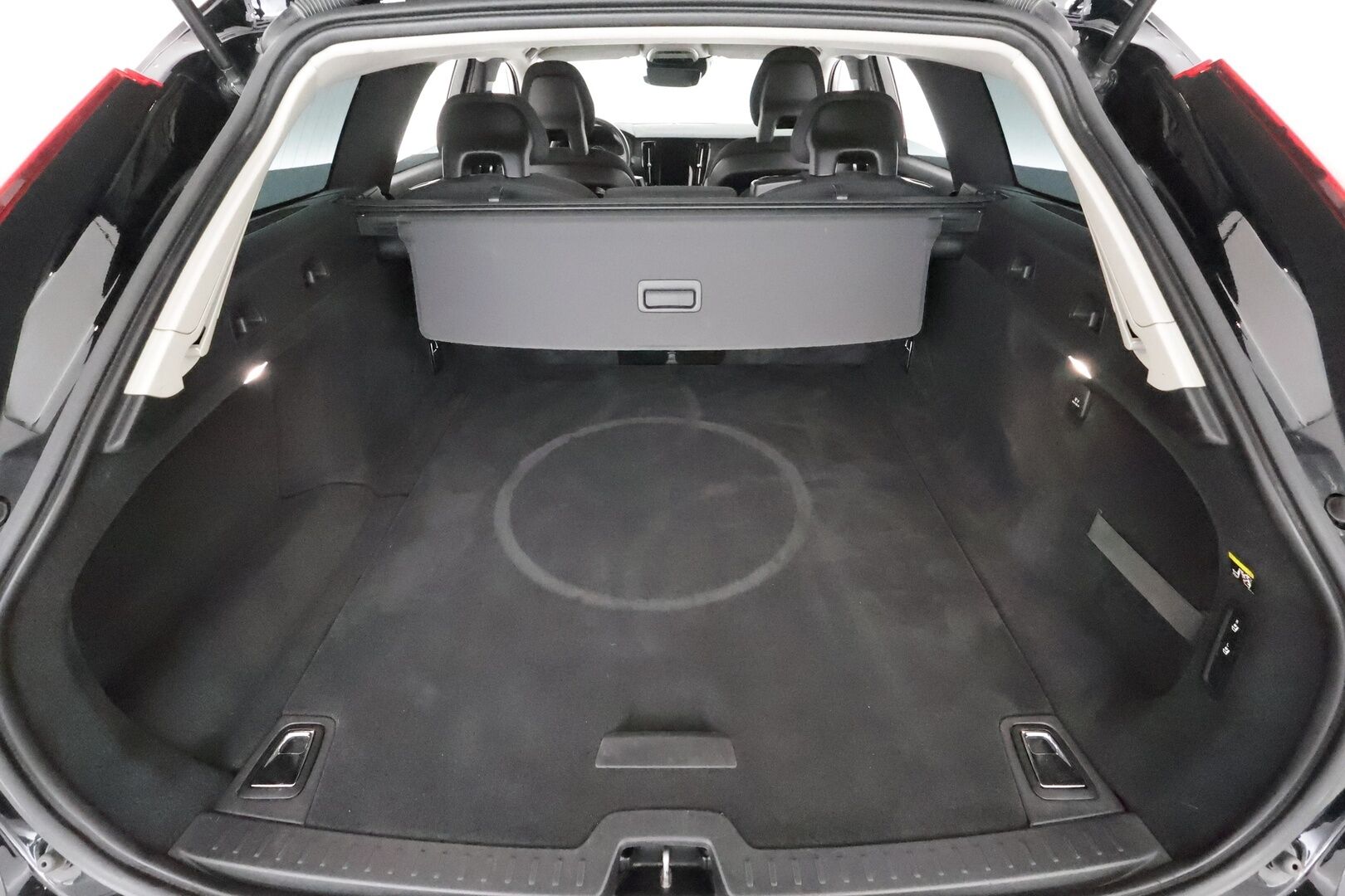 Volvo V90 2018 D3 Momentum Business aut - Webasto / Adapt.Vakkari / Adapt.LED / Vetokoukku / Ratinlämmitys / VOC / Peruutustutka / Jakopää tehty!