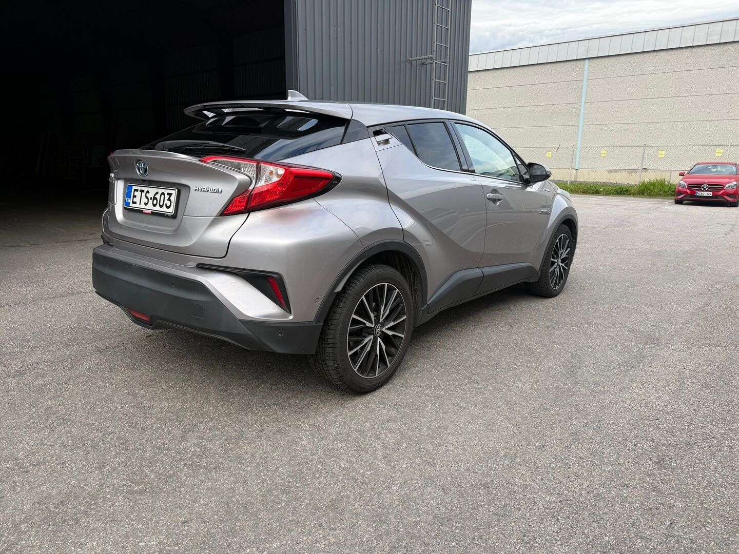 Toyota C-HR 2017 1.8 Hybrid Premium - Webasto kaukosäädöllä | Adapt.vakkari |  Peruutuskamera | Puolinahat | Keyless | Metalliväri | 2x renkaat vanteet | Juuri saapunut!