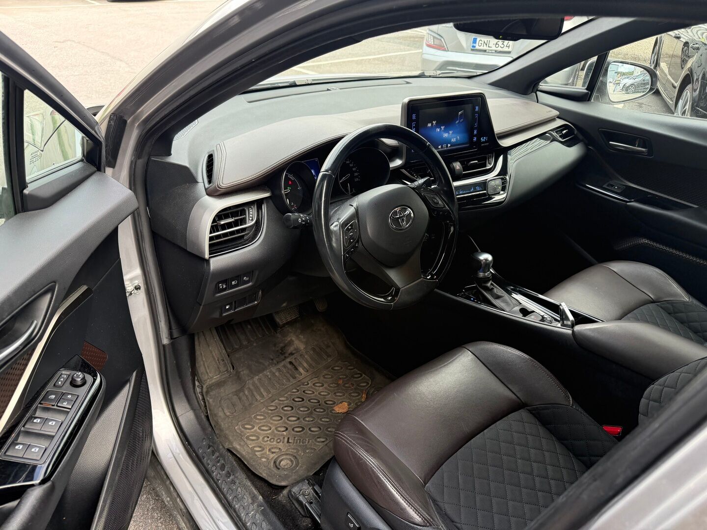 Toyota C-HR 2017 1.8 Hybrid Premium - Webasto kaukosäädöllä | Adapt.vakkari |  Peruutuskamera | Puolinahat | Keyless | Metalliväri | 2x renkaat vanteet | Juuri saapunut!