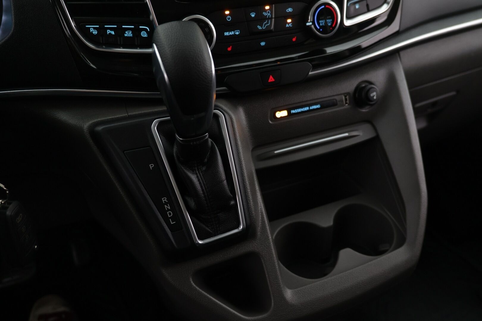 Ford Tourneo 2020 Tourneo Custom / Nahkapenkit / Kuljettajanistuin sähköinen / Vakkari - Todella siisti! / Kahdet Renkaat - HULLUT AVAJAISHULINAT KORKOTARJOUS 3,29 %