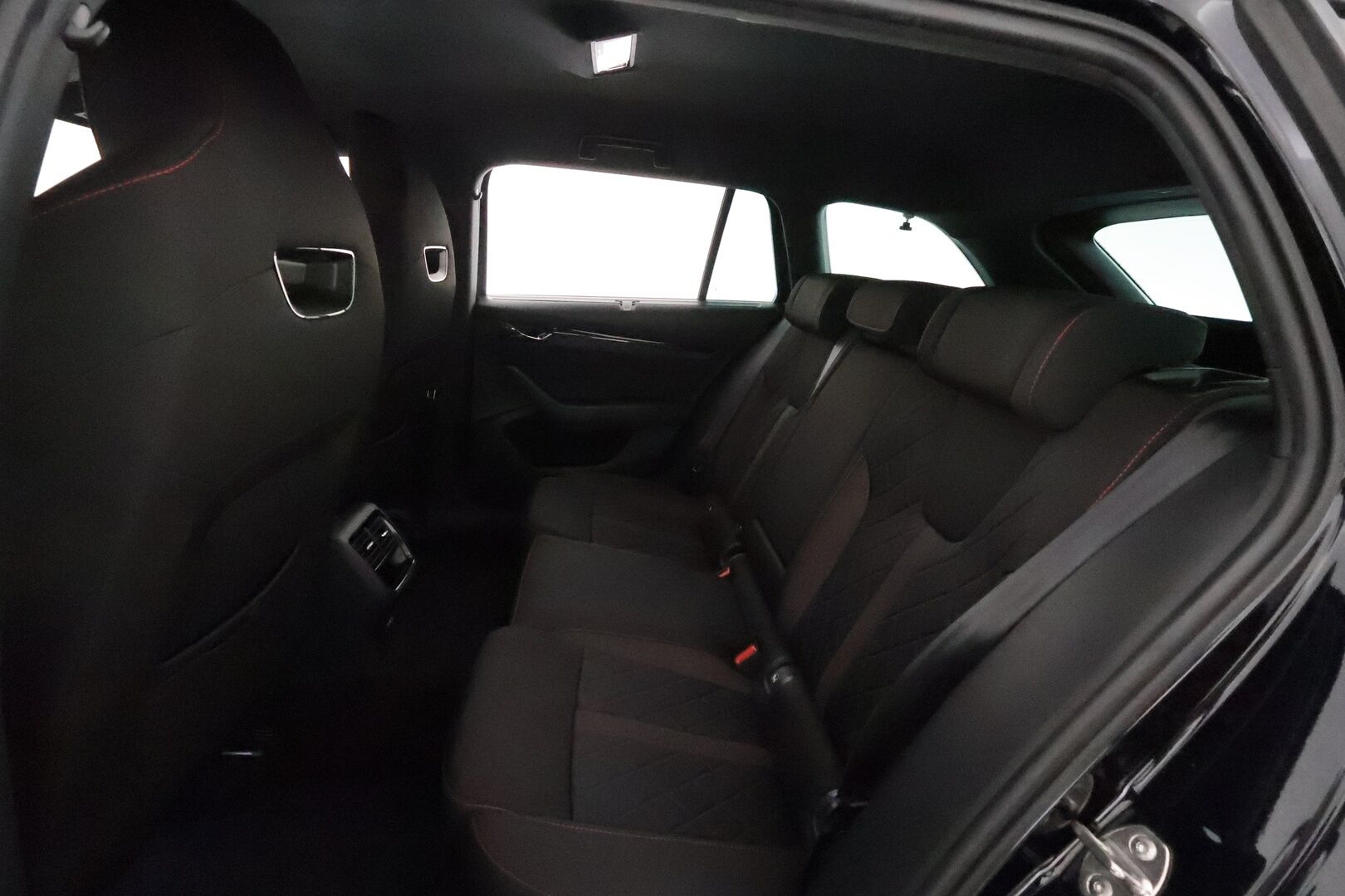 Skoda Octavia 2021 Combi 2,0 TDI 200 4x4 RS DSG Autom. - 3,99 % KORKOTARJOUS TÄHÄN AUTOON - 1Om Suomiauto / Webasto / Adapt.Vakkari / Matrix LED / Peruutuskamera / Vetokoukku / Ratinlämmitys / Huippuvarusteet!