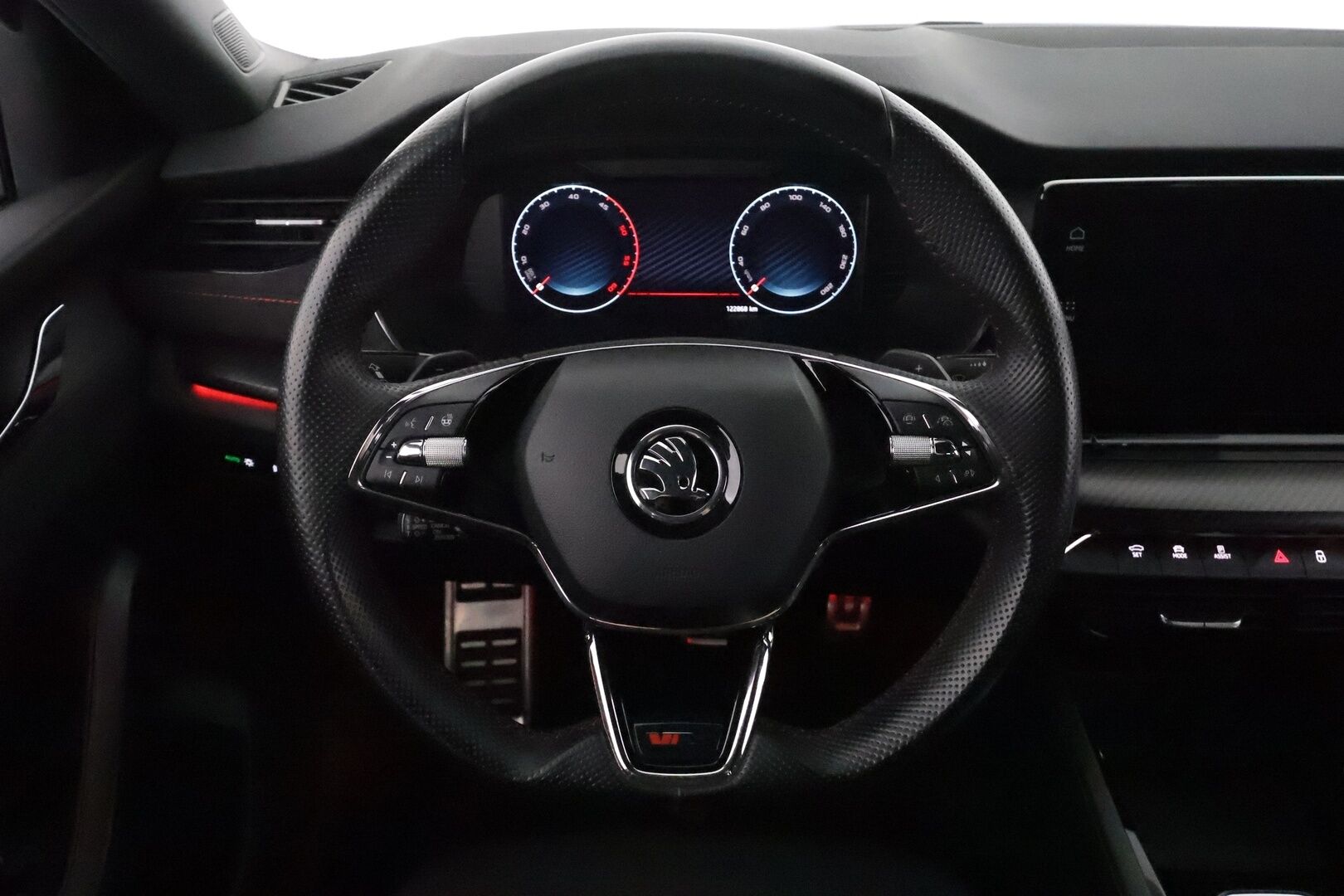 Skoda Octavia 2021 Combi 2,0 TDI 200 4x4 RS DSG Autom. - 3,99 % KORKOTARJOUS TÄHÄN AUTOON - 1Om Suomiauto / Webasto / Adapt.Vakkari / Matrix LED / Peruutuskamera / Vetokoukku / Ratinlämmitys / Huippuvarusteet!