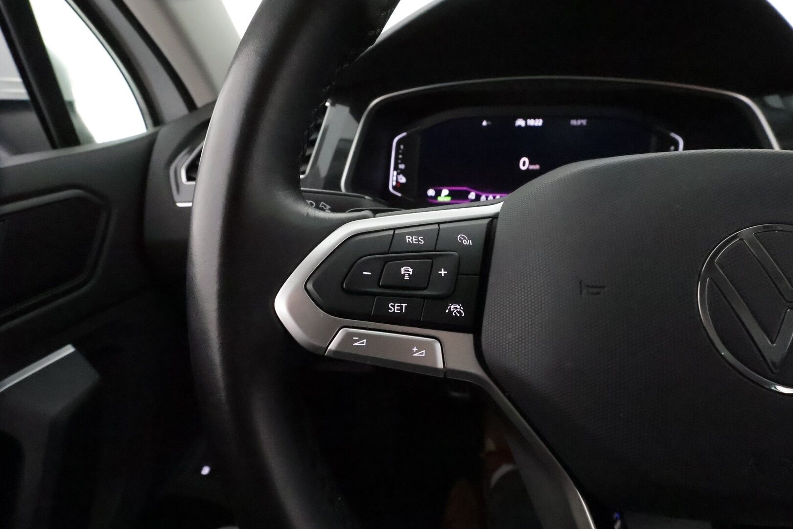 Volkswagen Tiguan 2021 Style Business eHybrid 180 kW DSG **ACC / Matrix-LED / P.Kamera / Navi / Kaistavahti / Digimittaristo / Keyless** - Suomi-auto / 2x Latauskaapelit / Kahdet Renkaat / Merkkihuollettu!