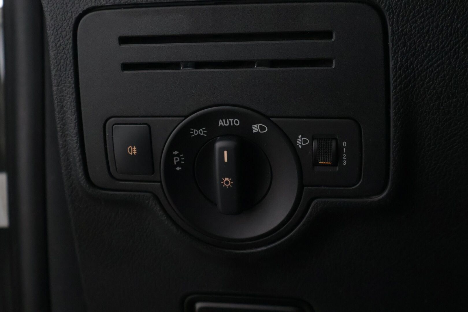 Mercedes-Benz VITO 2017 114CDI KB pitkä A3 9HLÖ * Webasto / Peruutuskamera / 9-paikkaa / Konjakkinahat / Bluetooth * - * 9- paikkainen / Harvinsaisella rusekalla nahkasisustalla / Siisti yksilö! *