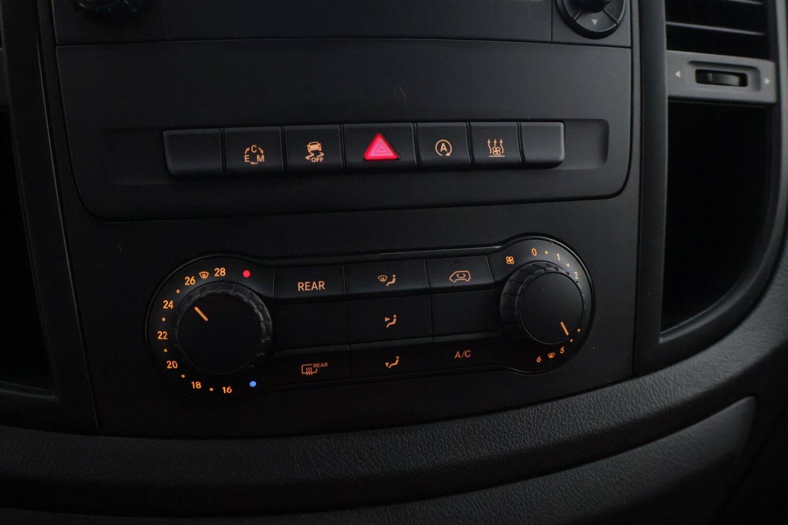 Mercedes-Benz VITO 2017 114CDI KB pitkä A3 9HLÖ * Webasto / Peruutuskamera / 9-paikkaa / Konjakkinahat / Bluetooth * - * 9- paikkainen / Harvinsaisella rusekalla nahkasisustalla / Siisti yksilö! *