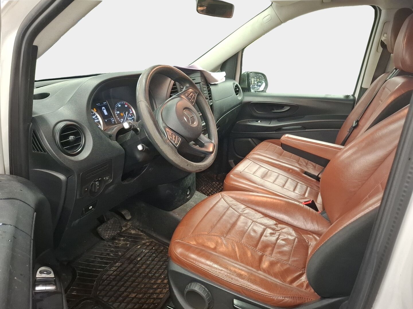 Mercedes-Benz Vito 2017 Vito Tourer Monikäyttöajoneuvo (AF) 6ov 2143cm3 A * Webasto / Peruutuskamera / 9-paikkaa / Konjakkinahat / Bluetooth * - * 9- paikkainen / Harvinsaisella rusekalla nahkasisustalla / Siisti yksilö !*