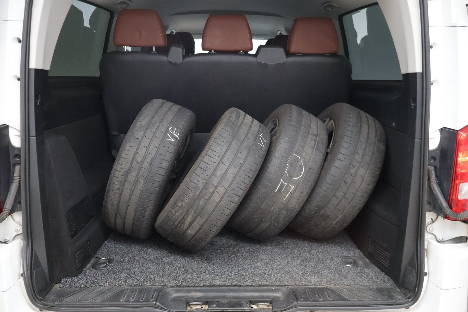 Mercedes-Benz VITO 2017 114CDI KB pitkä A3 9HLÖ * Webasto / Peruutuskamera / 9-paikkaa / Konjakkinahat / Bluetooth * - * 9- paikkainen / Harvinsaisella rusekalla nahkasisustalla / Siisti yksilö! *