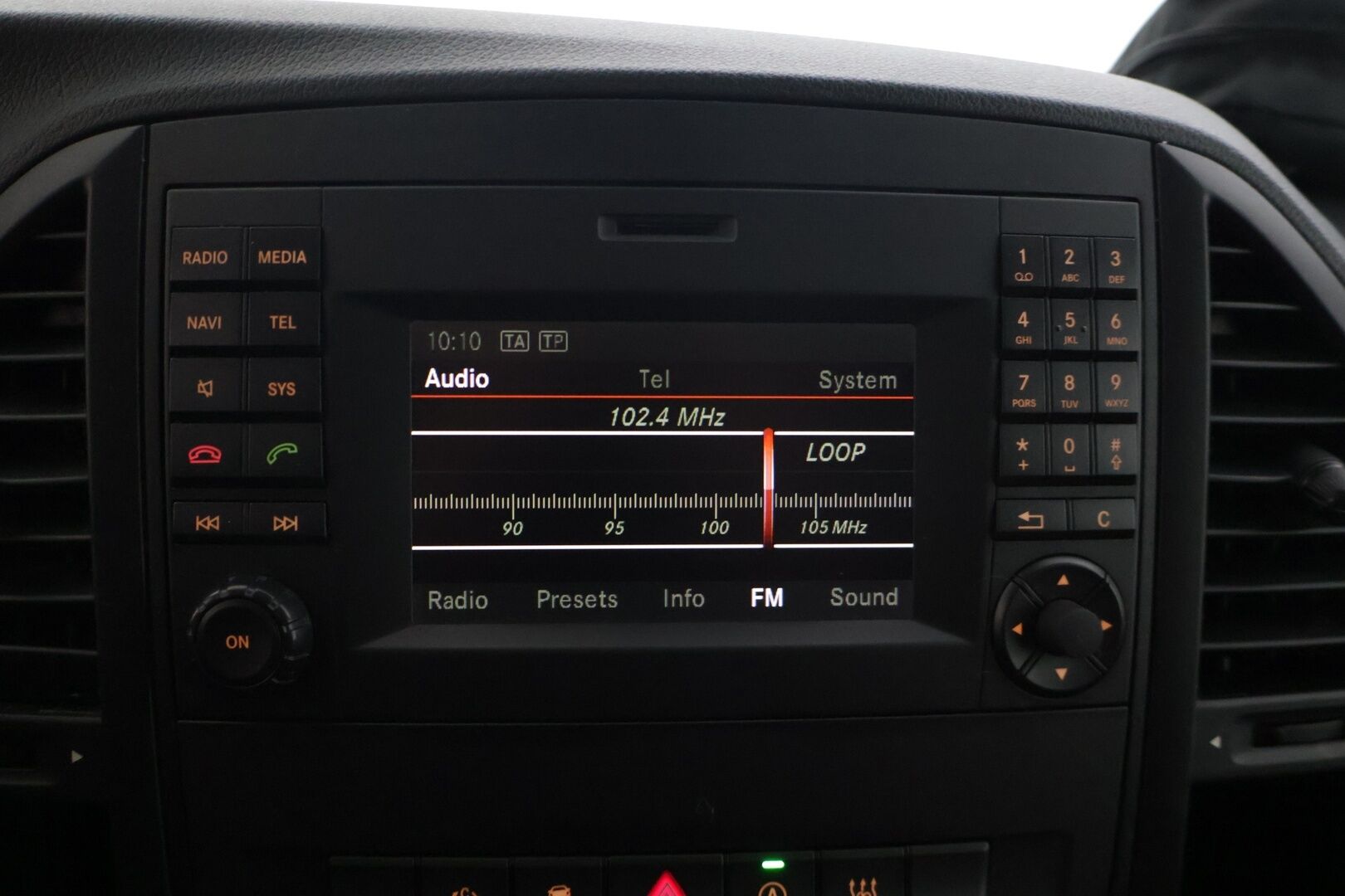 Mercedes-Benz VITO 2017 114CDI KB pitkä A3 9HLÖ * Webasto / Peruutuskamera / 9-paikkaa / Konjakkinahat / Bluetooth * - * 9- paikkainen / Harvinsaisella rusekalla nahkasisustalla / Siisti yksilö! *