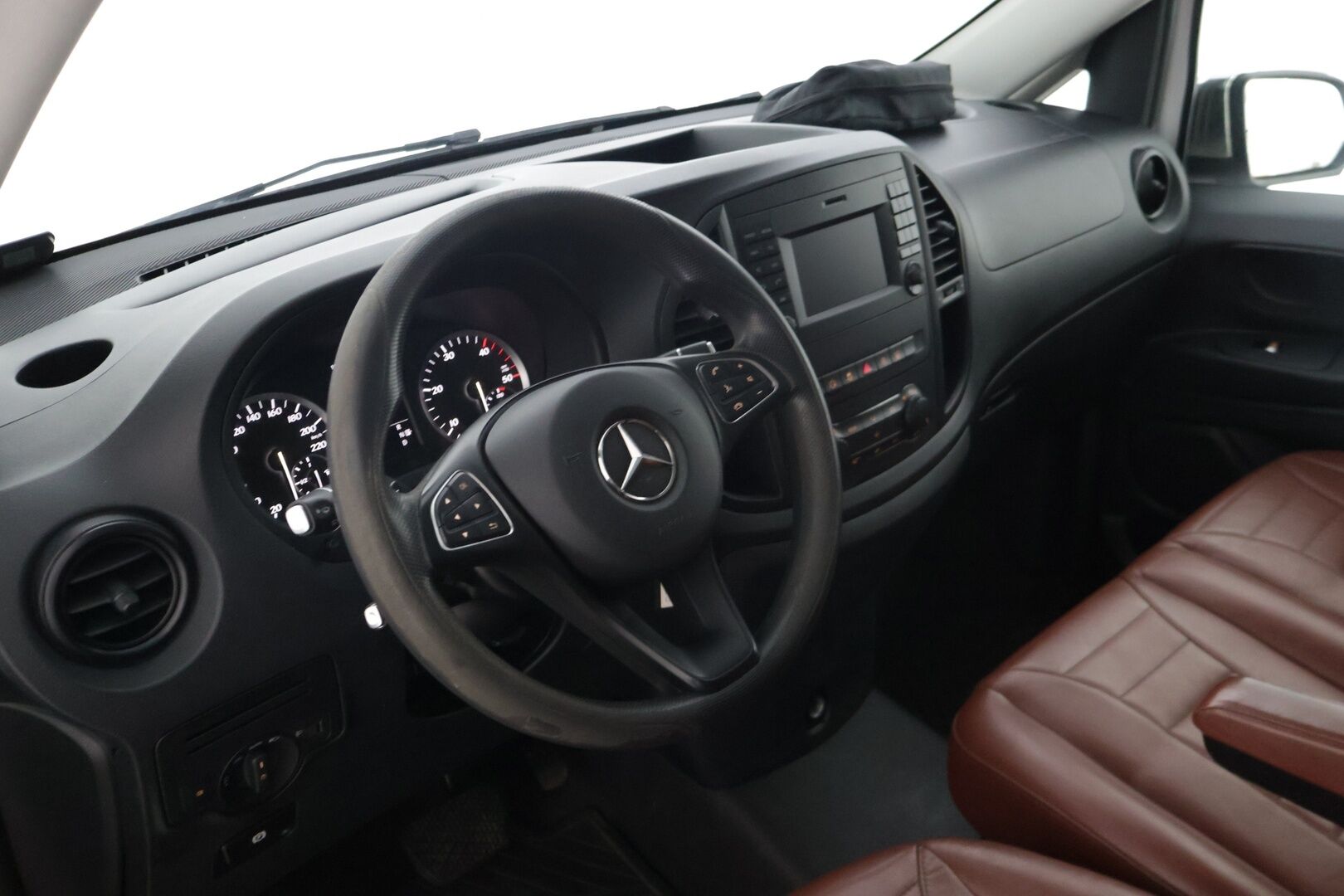 Mercedes-Benz VITO 2017 114CDI KB pitkä A3 9HLÖ * Webasto / Peruutuskamera / 9-paikkaa / Konjakkinahat / Bluetooth * - * 9- paikkainen / Harvinsaisella rusekalla nahkasisustalla / Siisti yksilö! *