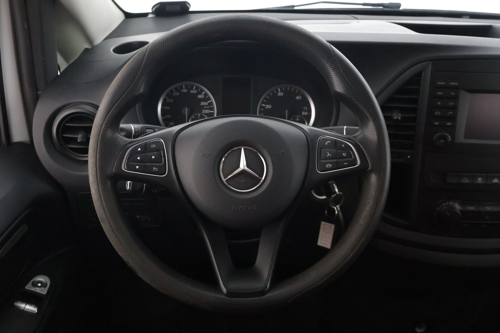 Mercedes-Benz VITO 2017 114CDI KB pitkä A3 9HLÖ * Webasto / Peruutuskamera / 9-paikkaa / Konjakkinahat / Bluetooth * - * 9- paikkainen / Harvinsaisella rusekalla nahkasisustalla / Siisti yksilö! *