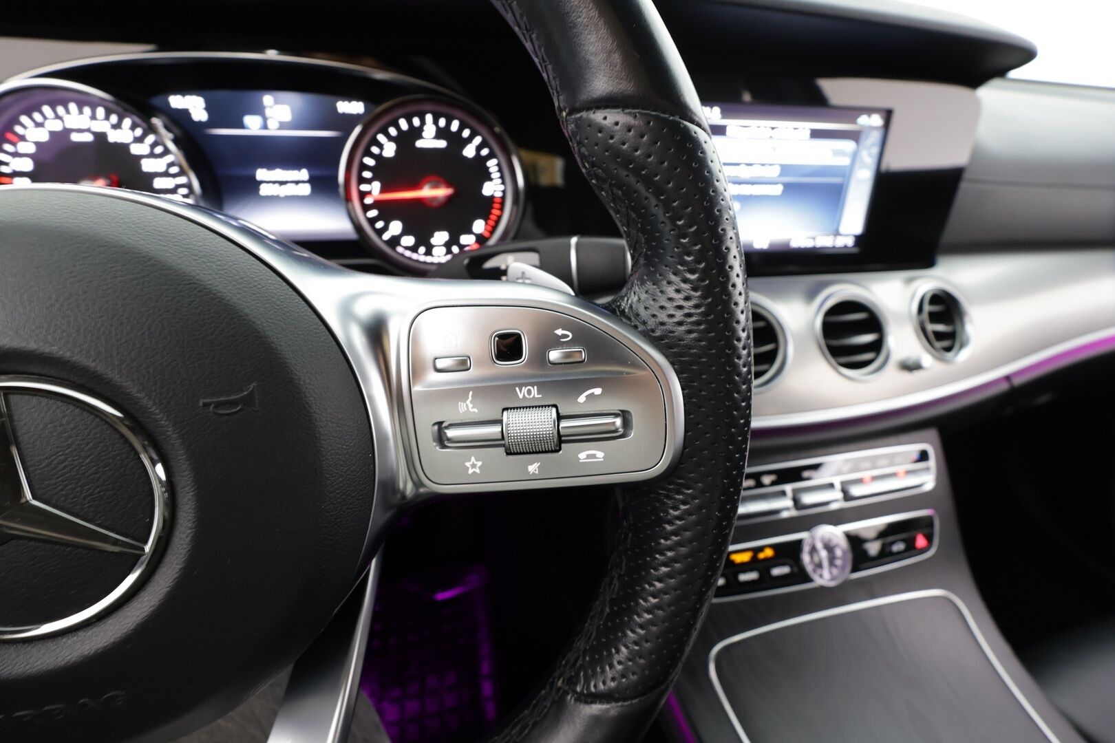 Mercedes-Benz E 2019 220 d T A Business AMG * LED-High Performance / Sportnahat / 360 Kamera / Navi / Ambient-valot / Vakkari * - Kahdet renkaat