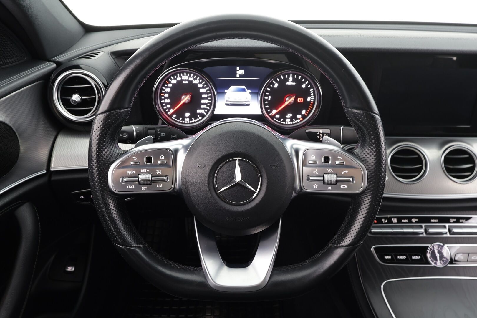 Mercedes-Benz E 2019 220 d T A Business AMG ** Upeat sporttinahat! / 360 kamera / Ambient lights / Facelift / LED-ajovalot ** - Kahdet renkaat alumiinivanteilla / Suomen halvin facelift AMG paketilla! / Night -paketti / Upea nahkasisusta!