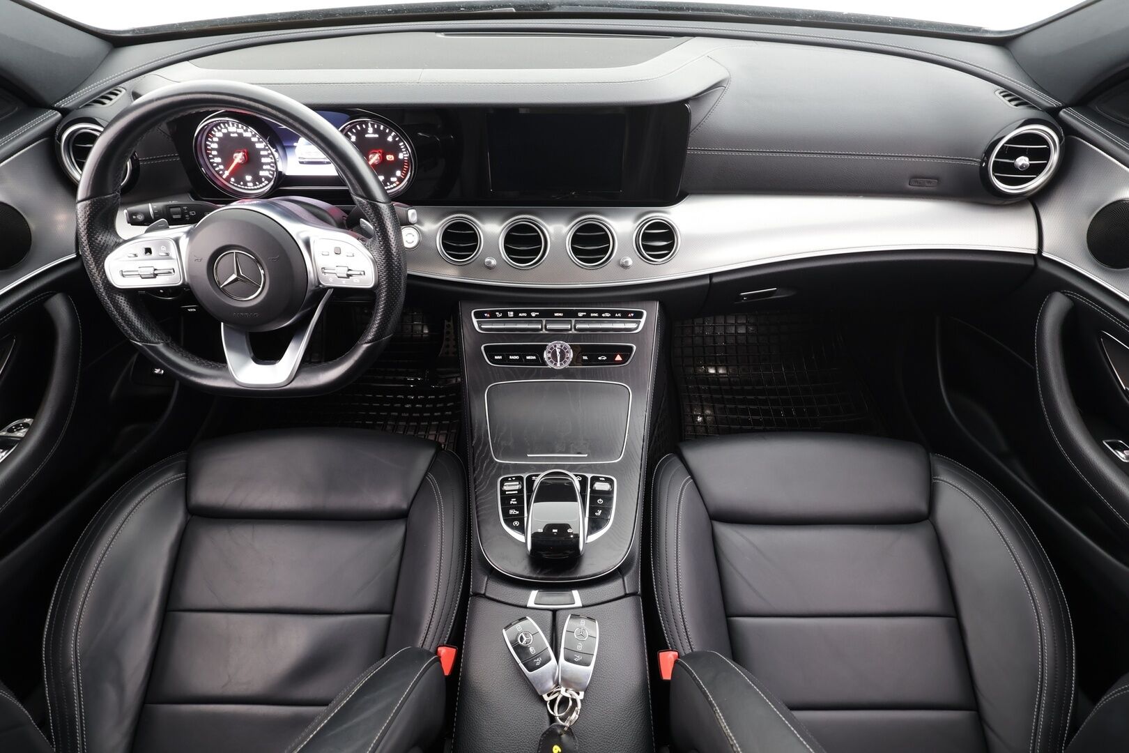 Mercedes-Benz E 2019 220 d T A Business AMG ** Upeat sporttinahat! / 360 kamera / Ambient lights / Facelift / LED-ajovalot ** - Kahdet renkaat alumiinivanteilla / Suomen halvin facelift AMG paketilla! / Night -paketti / Upea nahkasisusta!