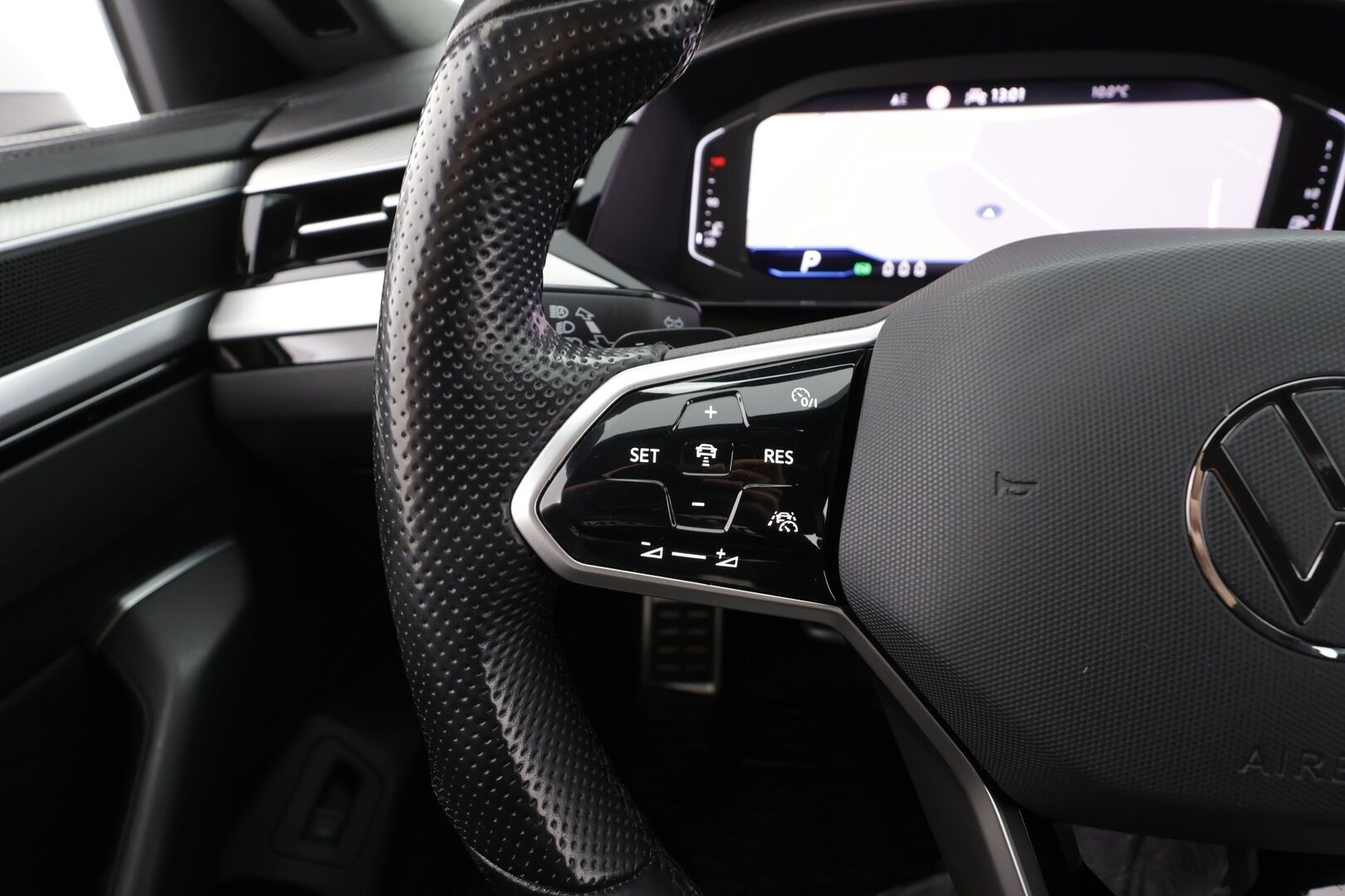 Volkswagen Arteon 2021 Shooting Brake R-Line 2,0 TDI SCR 110 kW DSG * Webasto / Koukku / ACC / Adapt.LED / P.Kamera / Navi / Keyless * - Suomi-auto / Kahdet renkaat aluvanteilla - HULLUT AVAJAISHULINAT KORKOTARJOUS 3,29 %