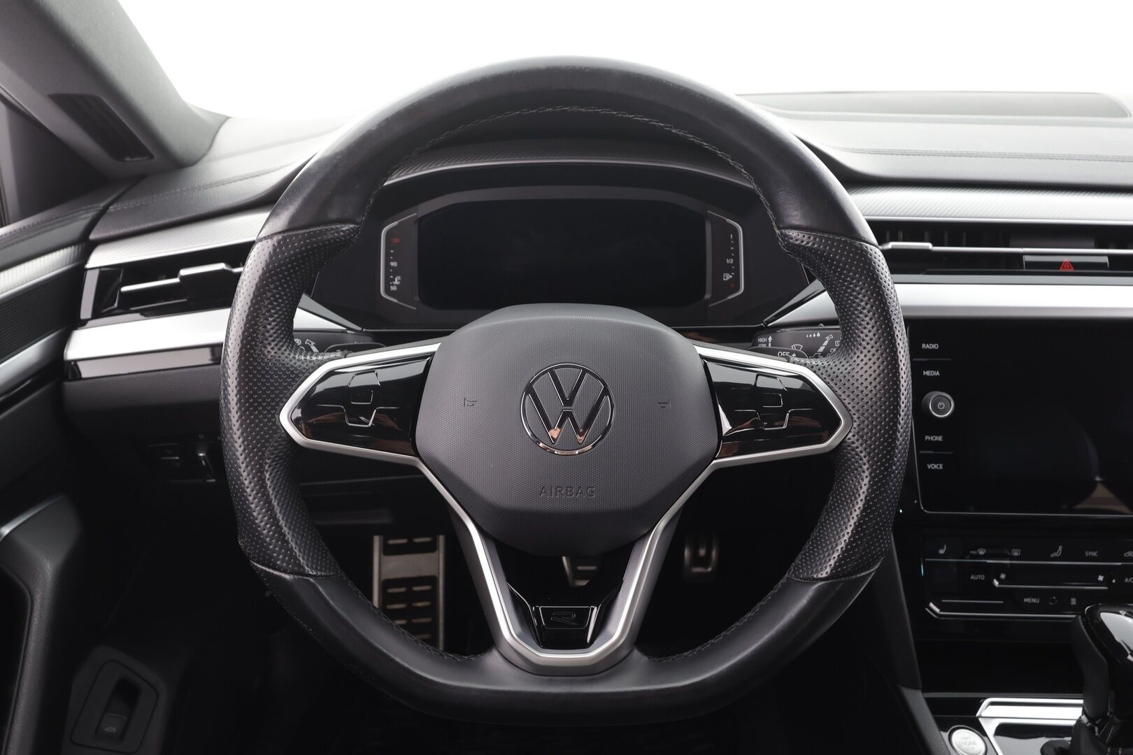 Volkswagen Arteon 2021 Shooting Brake R-Line 2,0 TDI SCR 110 kW DSG - Webasto | Koukku | ACC | Adapt.LED | P.Kamera | Navi | Keyless | Suomi-auto | Kahdet renkaat aluvanteilla 