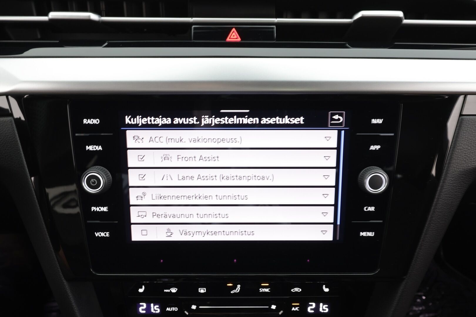 Volkswagen Arteon 2021 Shooting Brake R-Line 2,0 TDI SCR 110 kW DSG - Webasto | Koukku | ACC | Adapt.LED | P.Kamera | Navi | Keyless | Suomi-auto | Kahdet renkaat aluvanteilla 