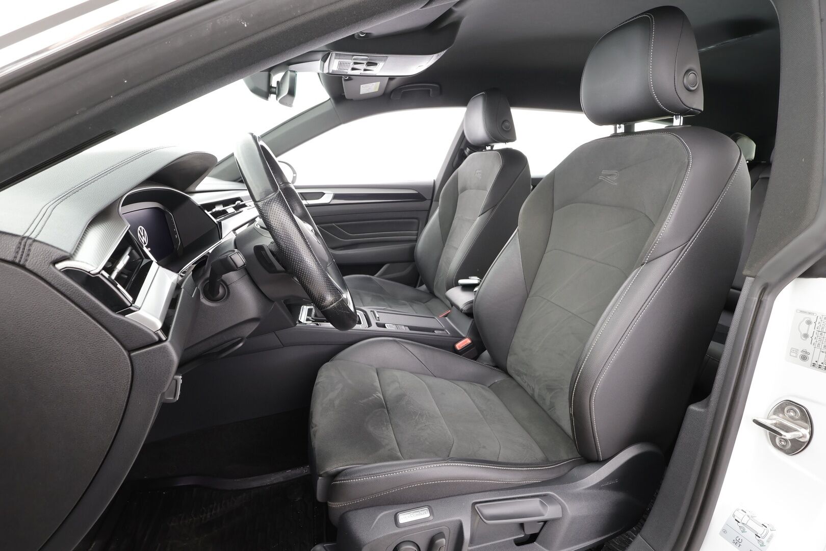 Volkswagen Arteon 2021 Shooting Brake R-Line 2,0 TDI SCR 110 kW DSG * Webasto / Koukku / ACC / Adapt.LED / P.Kamera / Navi / Keyless * - Suomi-auto / Kahdet renkaat aluvanteilla - HULLUT AVAJAISHULINAT KORKOTARJOUS 3,29 %