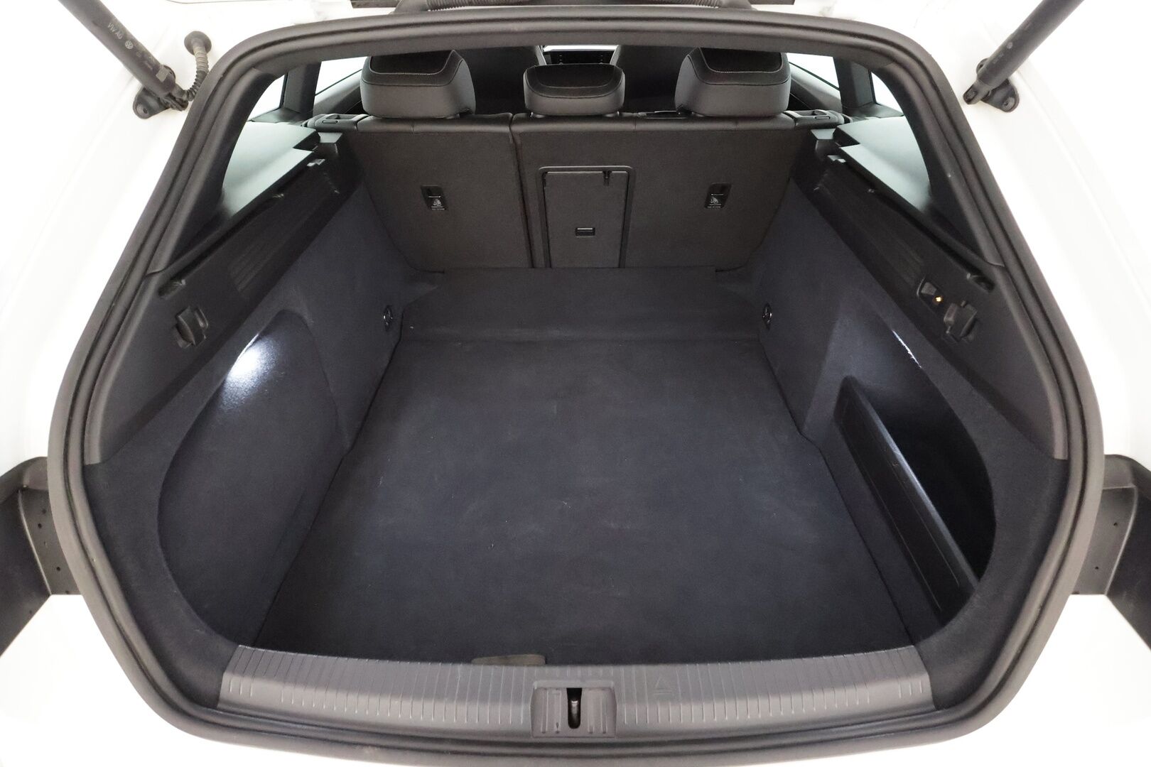 Volkswagen Arteon 2021 Shooting Brake R-Line 2,0 TDI SCR 110 kW DSG * Webasto / Koukku / ACC / Adapt.LED / P.Kamera / Navi / Keyless * - Suomi-auto / Kahdet renkaat aluvanteilla - HULLUT AVAJAISHULINAT KORKOTARJOUS 3,29 %