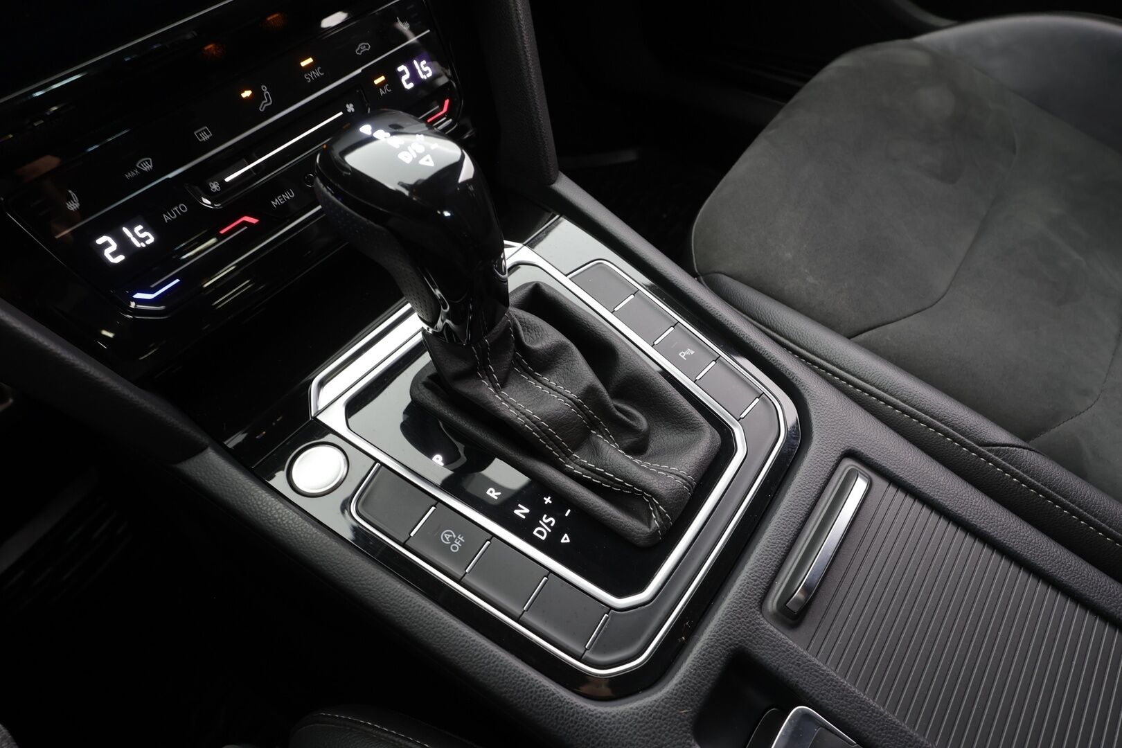 Volkswagen Arteon 2021 Shooting Brake R-Line 2,0 TDI SCR 110 kW DSG * Webasto / Koukku / ACC / Adapt.LED / P.Kamera / Navi / Keyless * - Suomi-auto / Kahdet renkaat aluvanteilla - HULLUT AVAJAISHULINAT KORKOTARJOUS 3,29 %