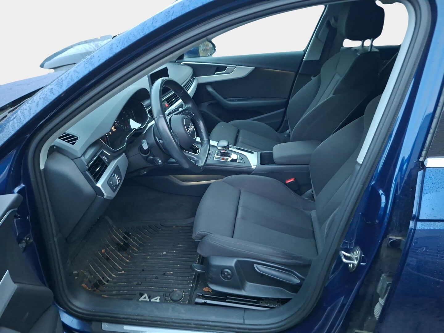 AUDI A4 2018 Avant Business 40 TFSI 140 kW MHEV S tronic * Vakkari / Koukku / Webasto / Ledit / Sporttipenkit / Tutkat * - * Hyvin pidetty ja huollettu A4 Avant seuraavalle! Hyvillä varusteilla ja kaksilla asiallisilla renkailla ja vanteilla *