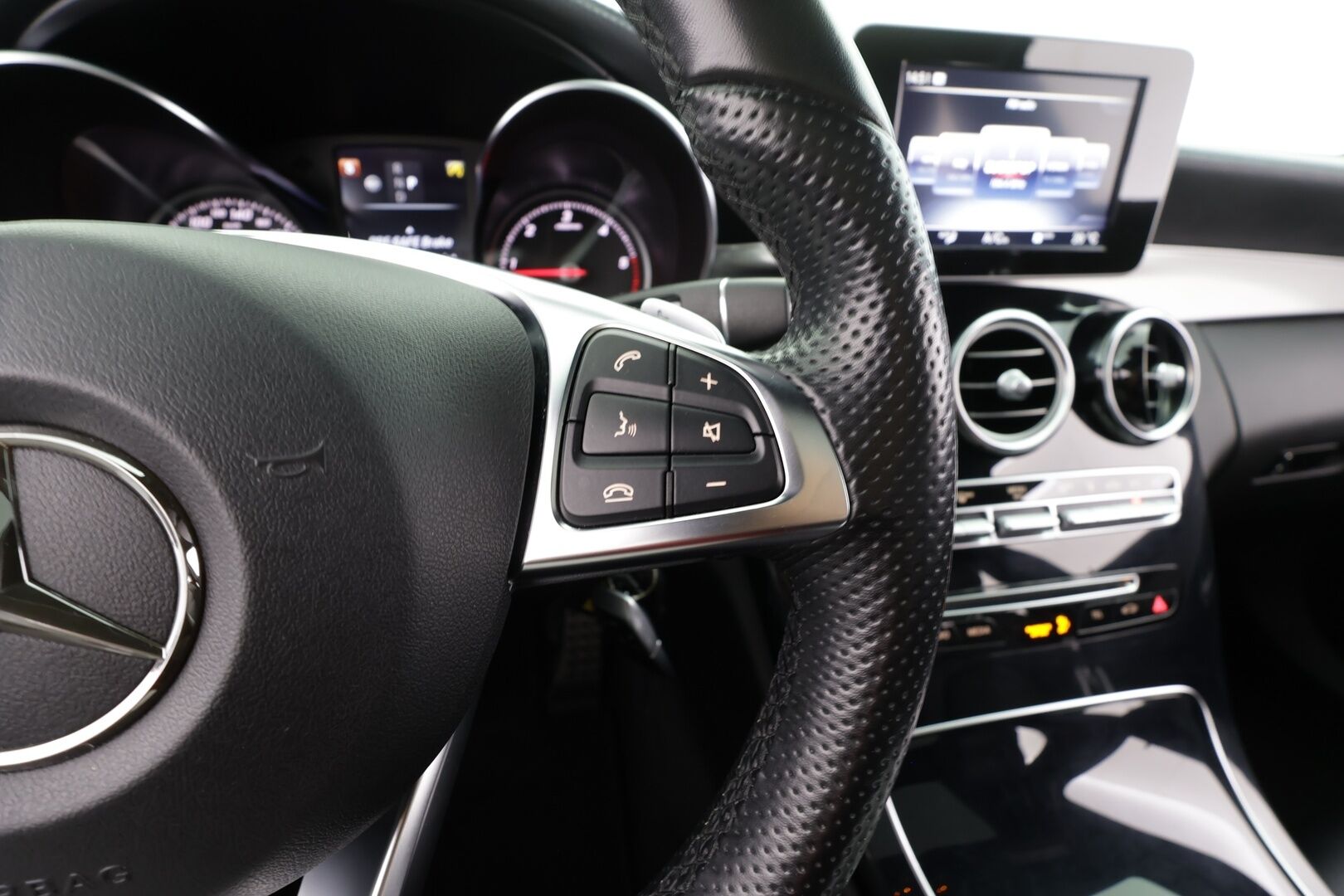 Mercedes-Benz C 2017 220 d 4Matic A Business AMG * ACC / Webasto / Burmester / Panorama / Sportpenkki Muistilla / P.Kamera / ILS-LED * - Huippuvarusteet! Hieno kokonaisuus!