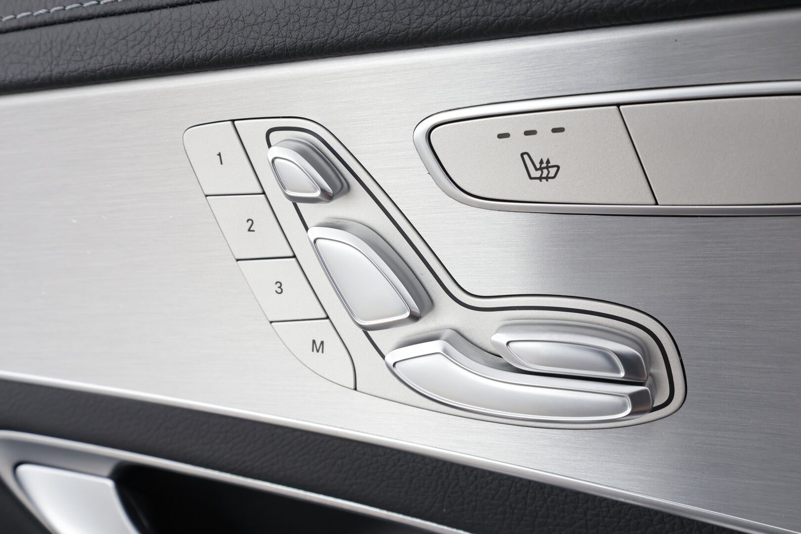 Mercedes-Benz C 2017 220 d 4Matic A Business AMG * ACC / Webasto / Burmester / Panorama / Sportpenkki Muistilla / P.Kamera / ILS-LED * - Huippuvarusteet! Hieno kokonaisuus!