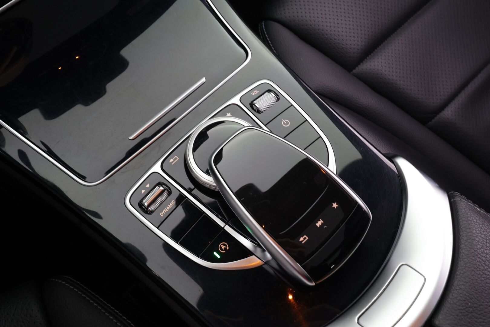 Mercedes-Benz C 2017 220 d 4Matic A Business AMG * ACC / Webasto / Burmester / Panorama / Sportpenkki Muistilla / P.Kamera / ILS-LED * - Kahdet renkaat