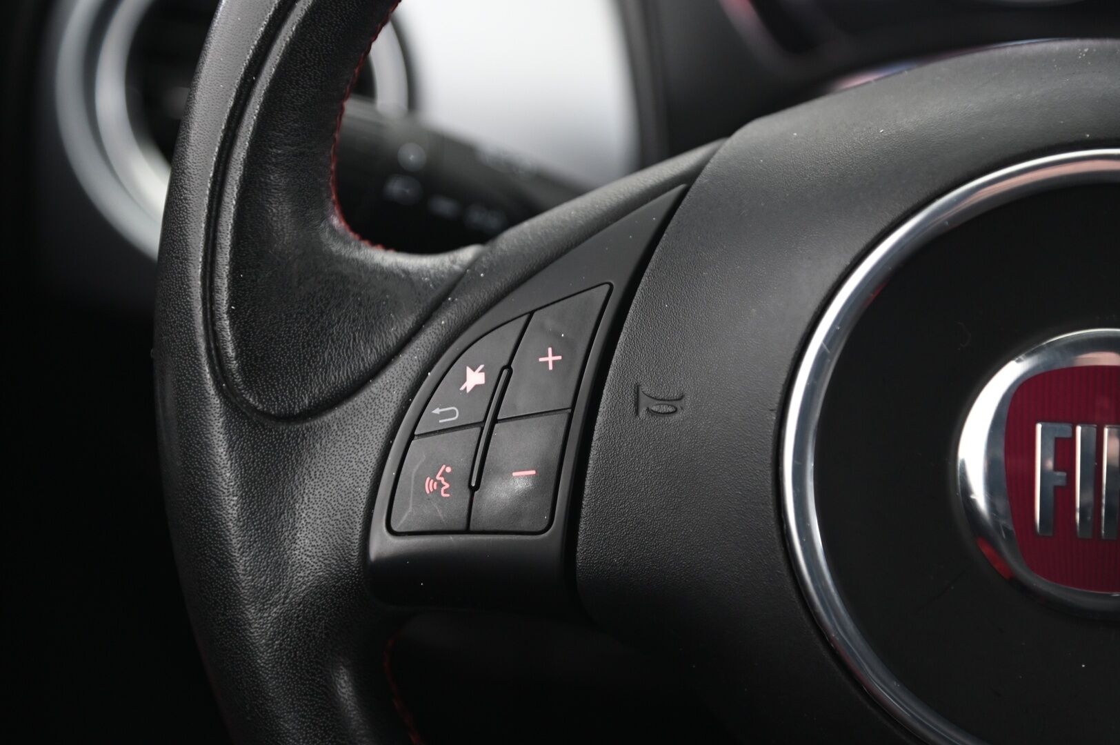 Fiat 500 2015 1,2 69hv Lounge Dualogic *Lohko sisäpistoke / Urheiluistuimet* - 2x alut / Musta sisäkatto