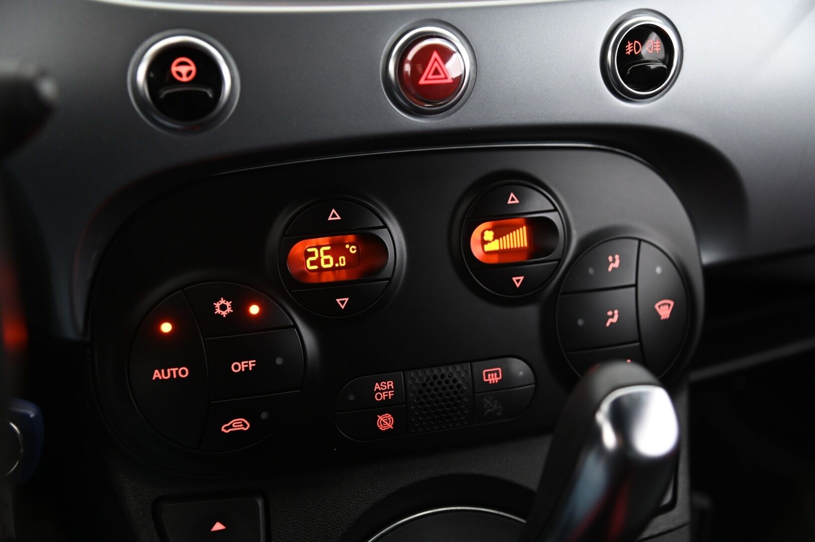 Fiat 500 2015 1,2 69hv Lounge Dualogic *Lohko sisäpistoke / Urheiluistuimet* - 2x alut / Musta sisäkatto