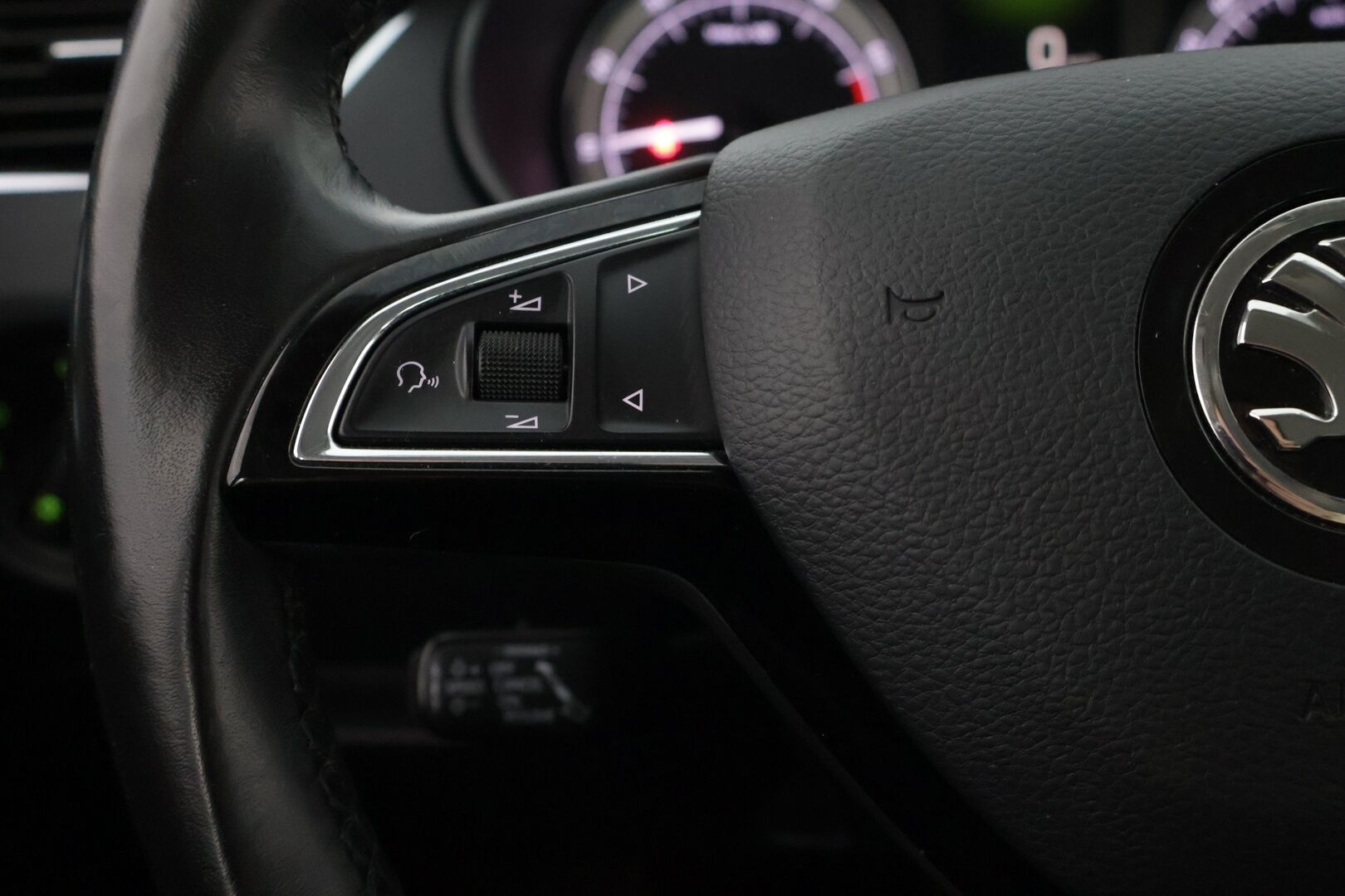 Skoda Octavia 2020 Combi 1,5 TSI G-TEC Style DSG Autom. * ACC / Koukku / Webasto / Peruutuskamera * - 2 renkaat alumiinivanteilla / Adaptiivinen vakionopeudensäädin / Irroitettava koukku *