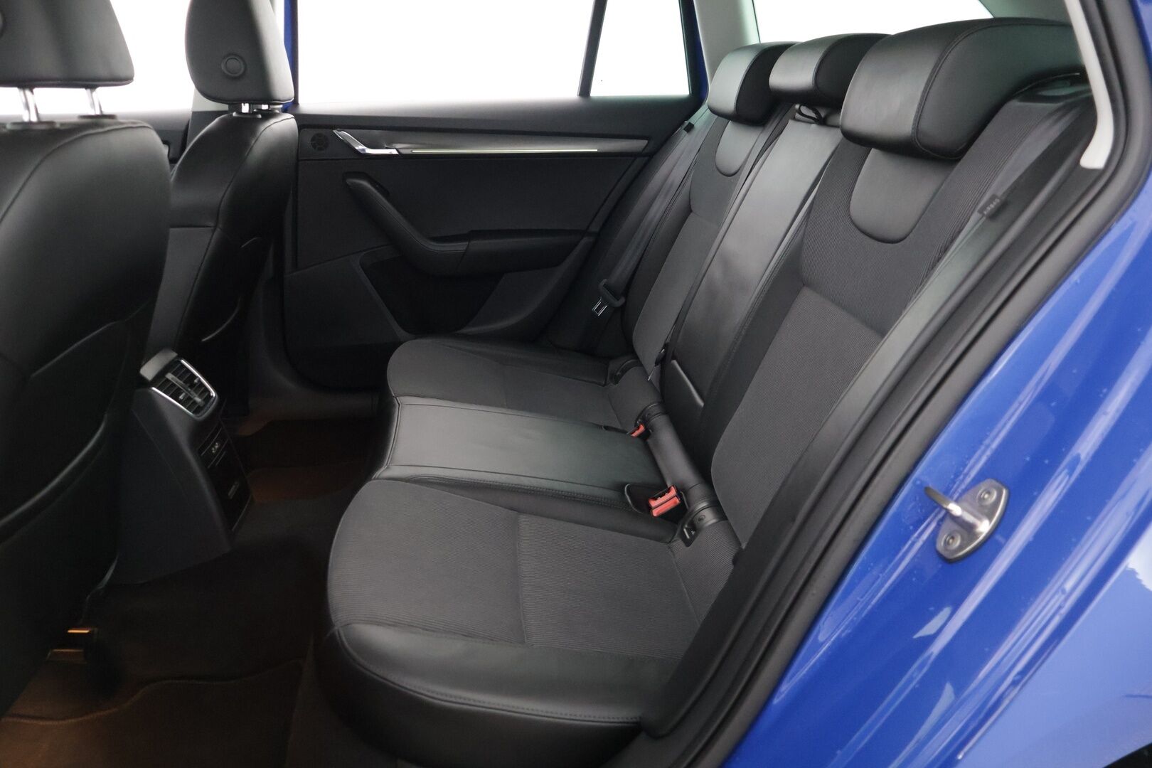 Skoda Octavia 2020 Combi 1,5 TSI G-TEC Style DSG Autom. * ACC / Koukku / Webasto / Peruutuskamera * - 2 renkaat alumiinivanteilla / Adaptiivinen vakionopeudensäädin / Irroitettava koukku *