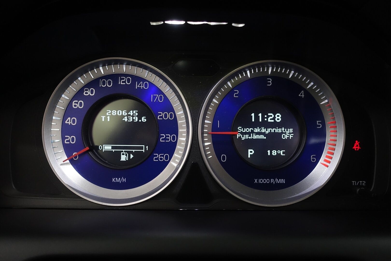 Volvo XC60 2011 D5 AWD R-Design aut - | ACC | Webasto | Koukku | Nahkasisusta | P.Kamera | Navi | Bluetooth | BLIS | 2X Renkaat & Vanteet |