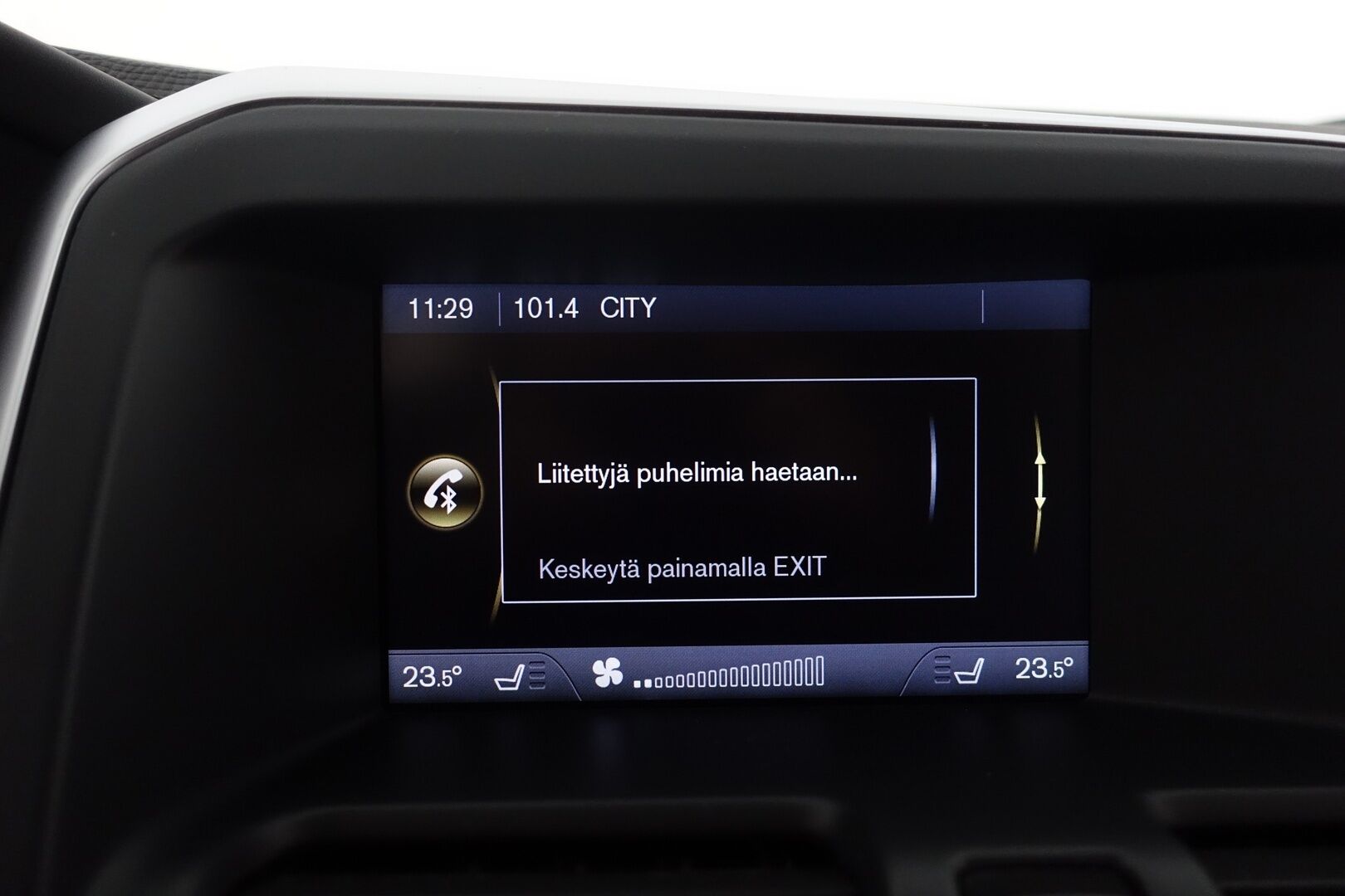 Volvo XC60 2011 D5 AWD R-Design aut - | ACC | Webasto | Koukku | Nahkasisusta | P.Kamera | Navi | Bluetooth | BLIS | 2X Renkaat & Vanteet |