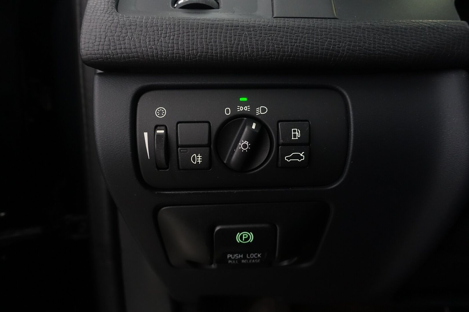 Volvo XC60 2011 D5 AWD R-Design aut - | ACC | Webasto | Koukku | Nahkasisusta | P.Kamera | Navi | Bluetooth | BLIS | 2X Renkaat & Vanteet |