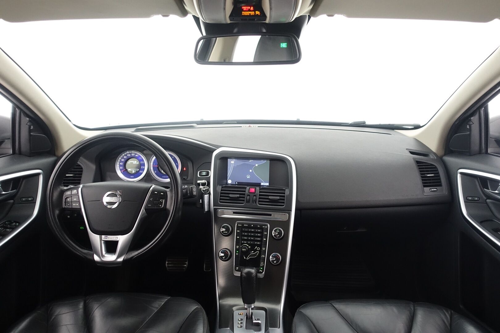 Volvo XC60 2011 D5 AWD R-Design aut - | ACC | Webasto | Koukku | Nahkasisusta | P.Kamera | Navi | Bluetooth | BLIS | 2X Renkaat & Vanteet |