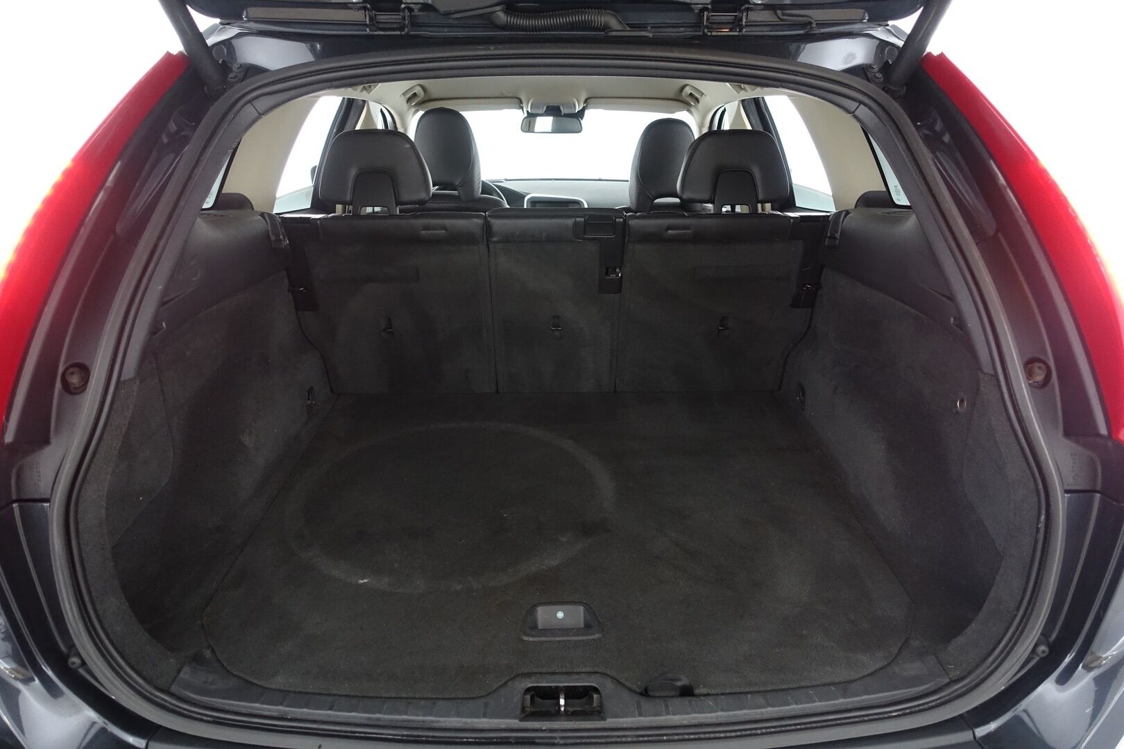 Volvo XC60 2011 D5 AWD R-Design aut - | ACC | Webasto | Koukku | Nahkasisusta | P.Kamera | Navi | Bluetooth | BLIS | 2X Renkaat & Vanteet |