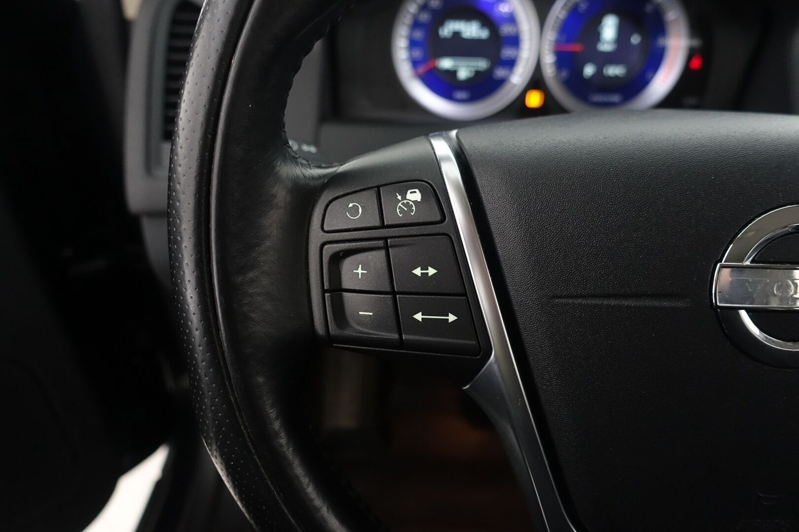 Volvo XC60 2011 D5 AWD R-Design aut - | ACC | Webasto | Koukku | Nahkasisusta | P.Kamera | Navi | Bluetooth | BLIS | 2X Renkaat & Vanteet |