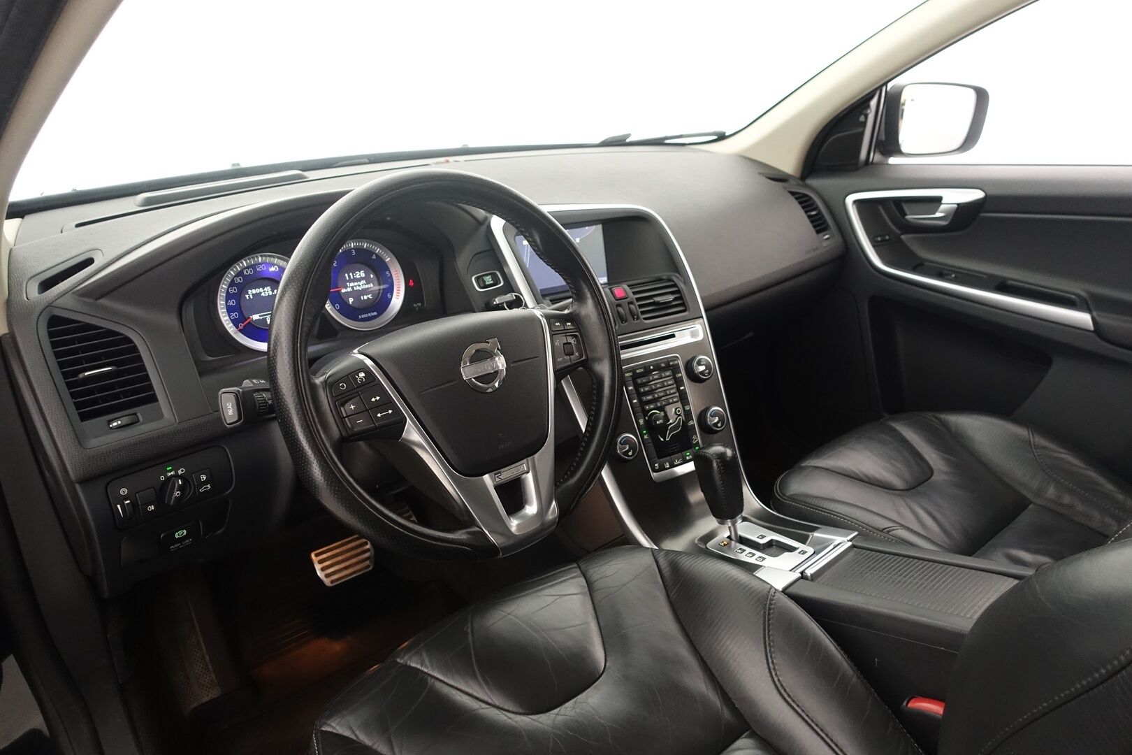 Volvo XC60 2011 D5 AWD R-Design aut - | ACC | Webasto | Koukku | Nahkasisusta | P.Kamera | Navi | Bluetooth | BLIS | 2X Renkaat & Vanteet |